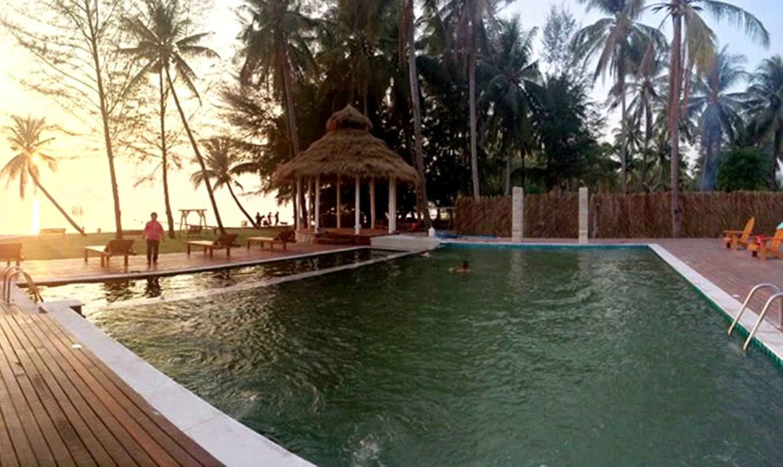 Swimming pool in Meet The Sea