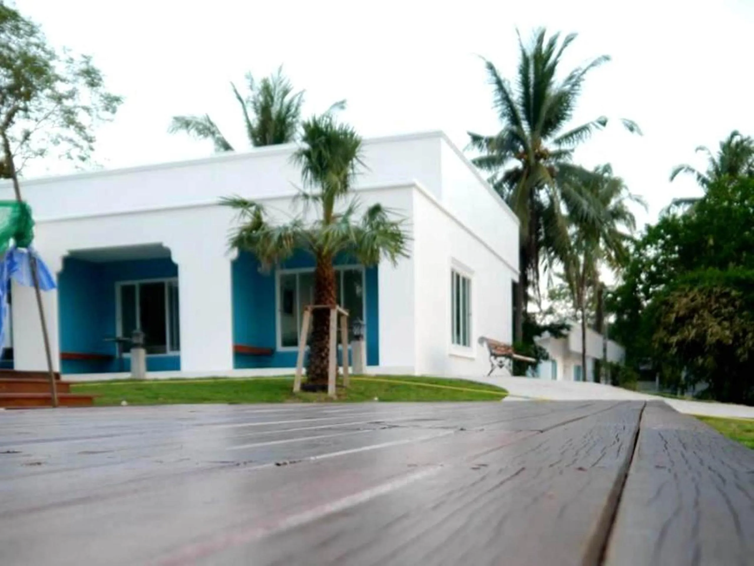 Facade/entrance in Meet The Sea