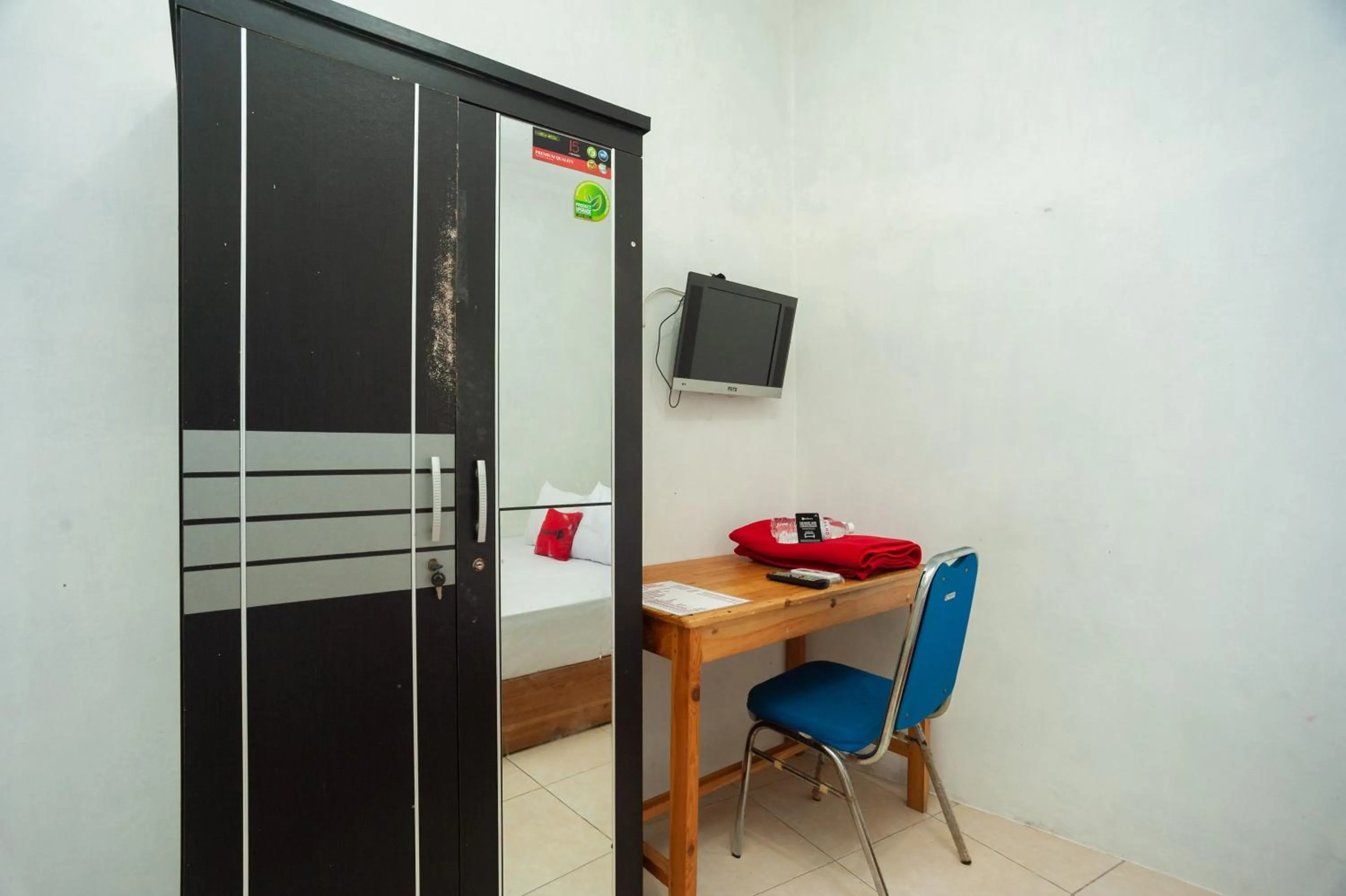 Bedroom in RedDoorz Syariah @ Jalan KH. Mas Mansur Lampung