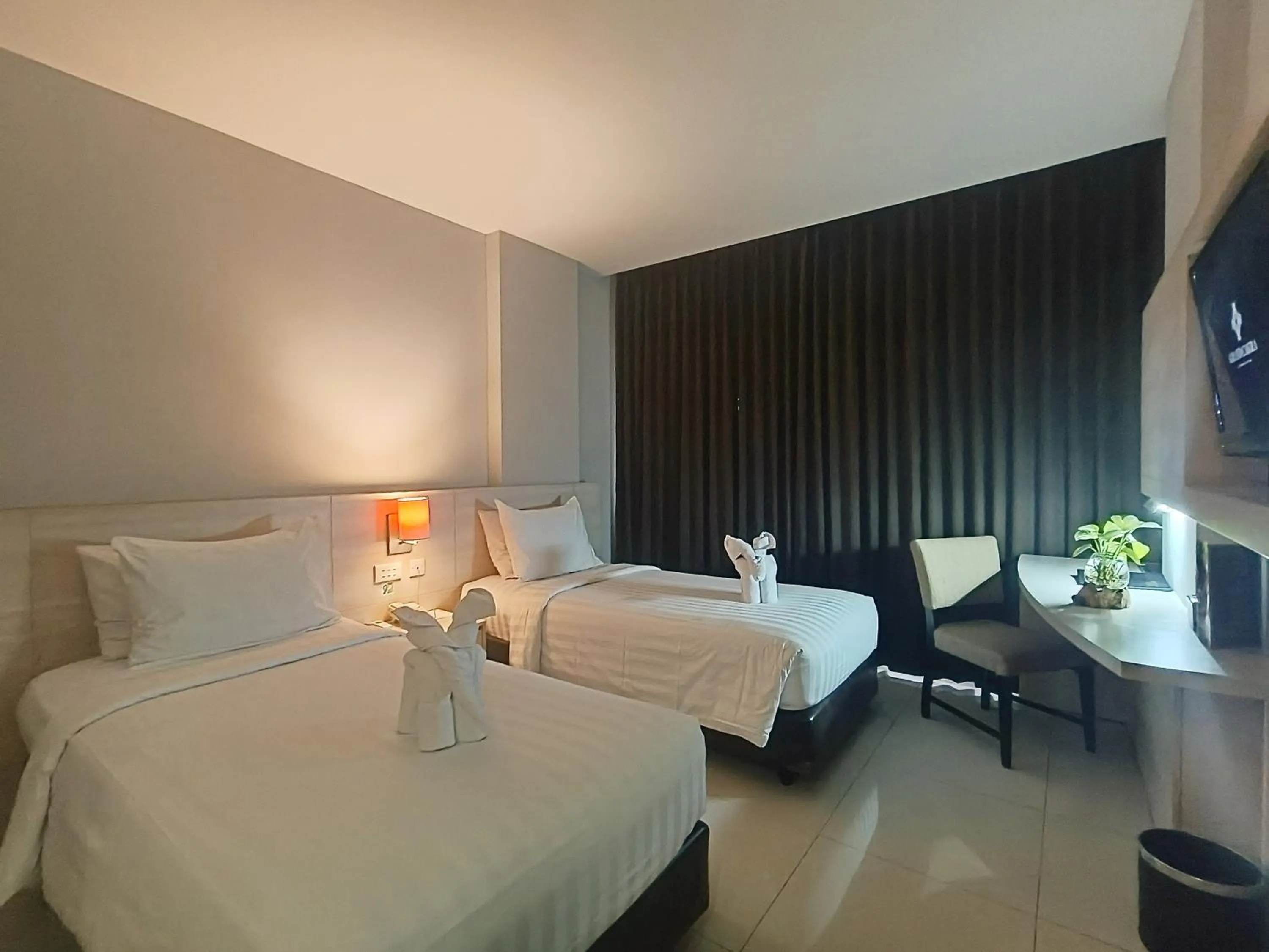 Bedroom, Bed in Grand Cakra Hotel Malang