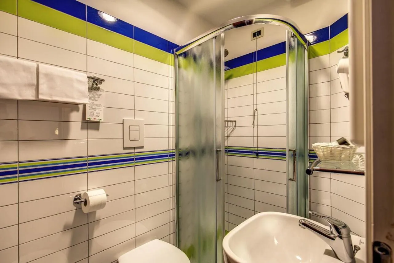 Shower in Hotel Nuova Italia