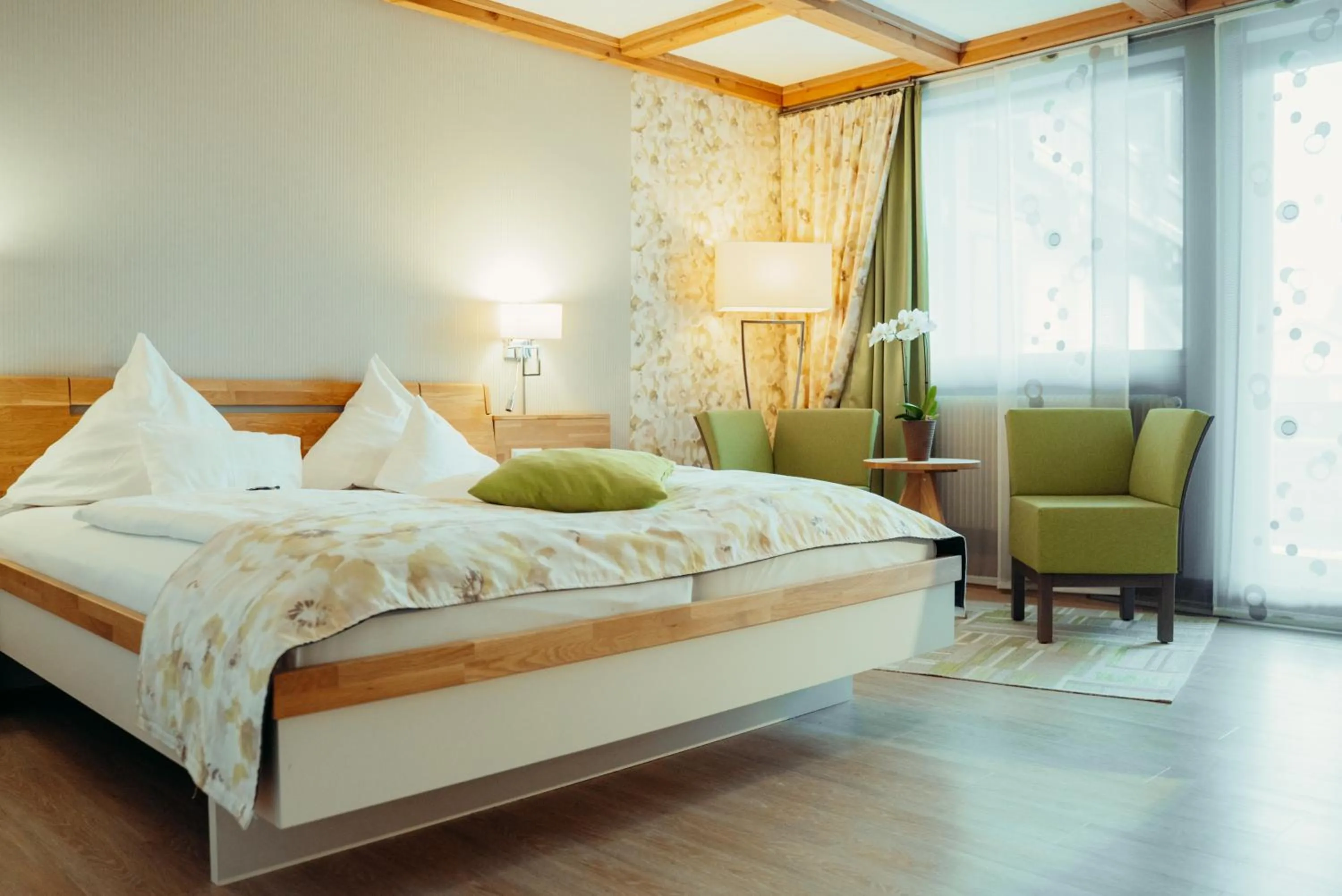 Garden view, Bed in Hotel Krone