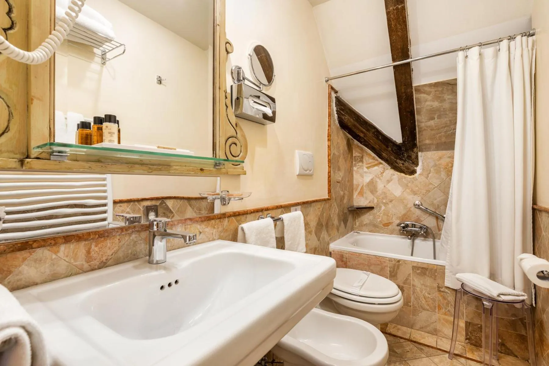 Shower in Hotel Villa Laguna