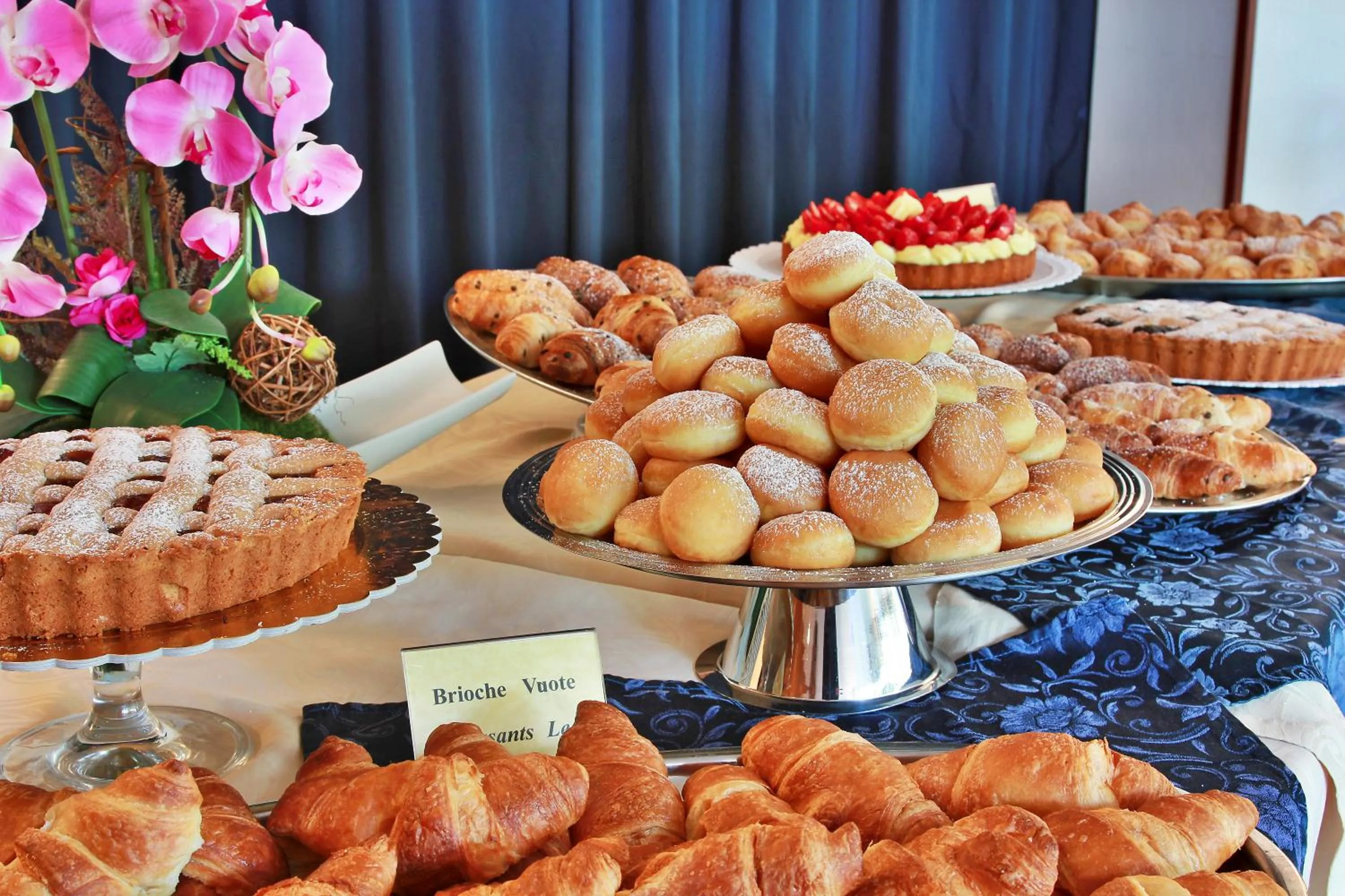 Buffet breakfast in Hotel Meridianus