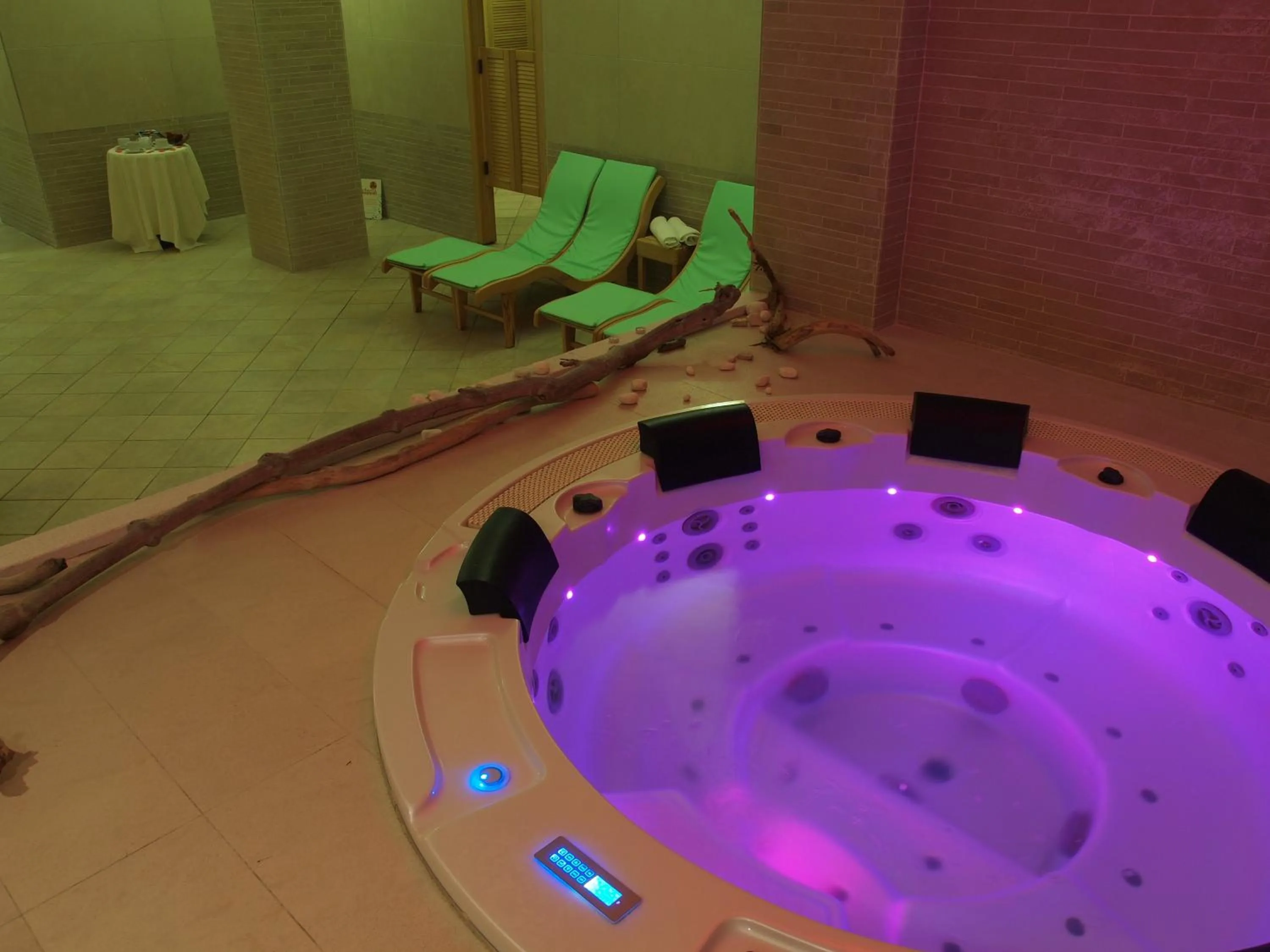 Hot Tub in Hotel Club Village Maritalia