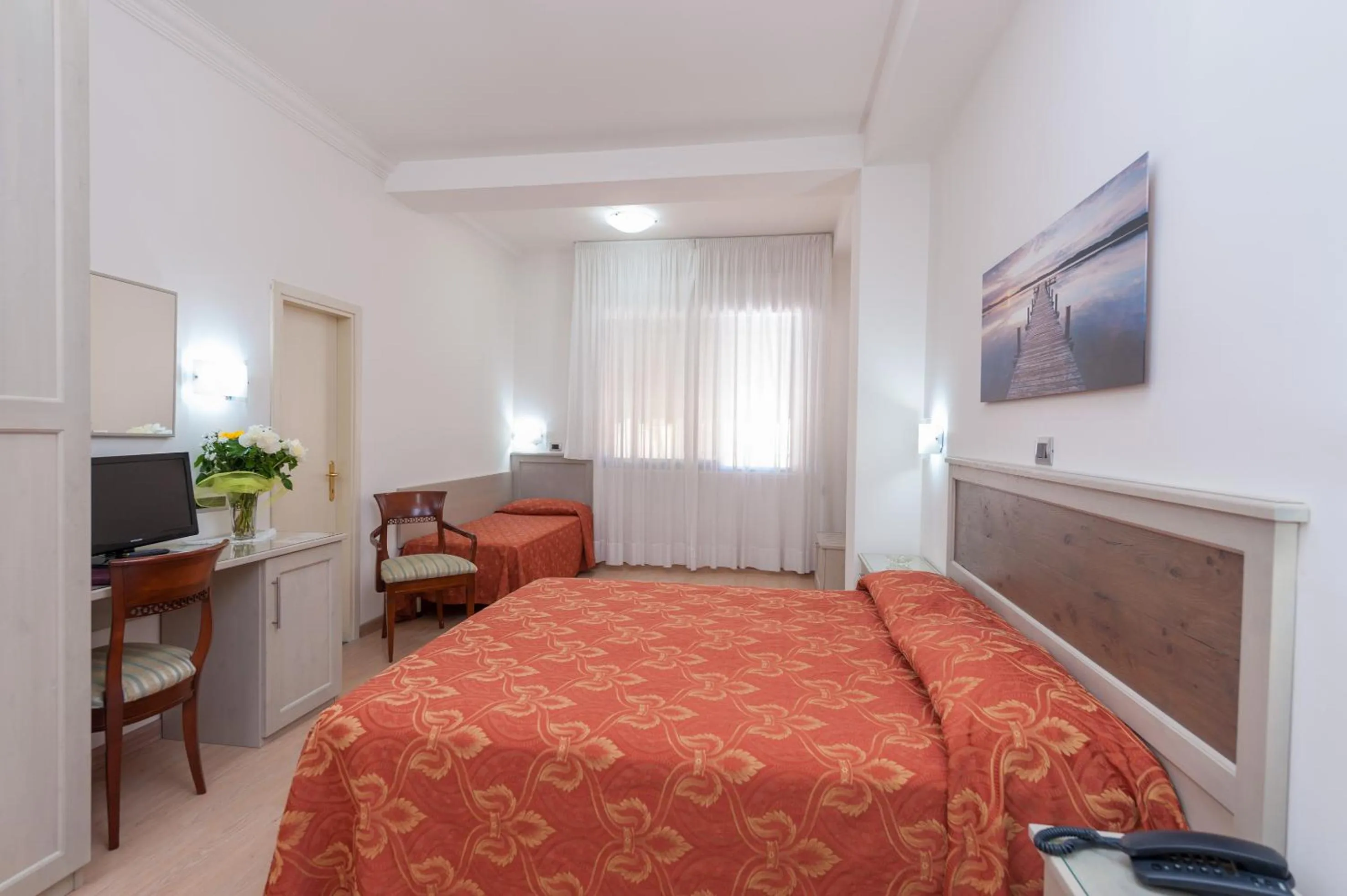 Photo of the whole room, Bed in Hotel Suisse