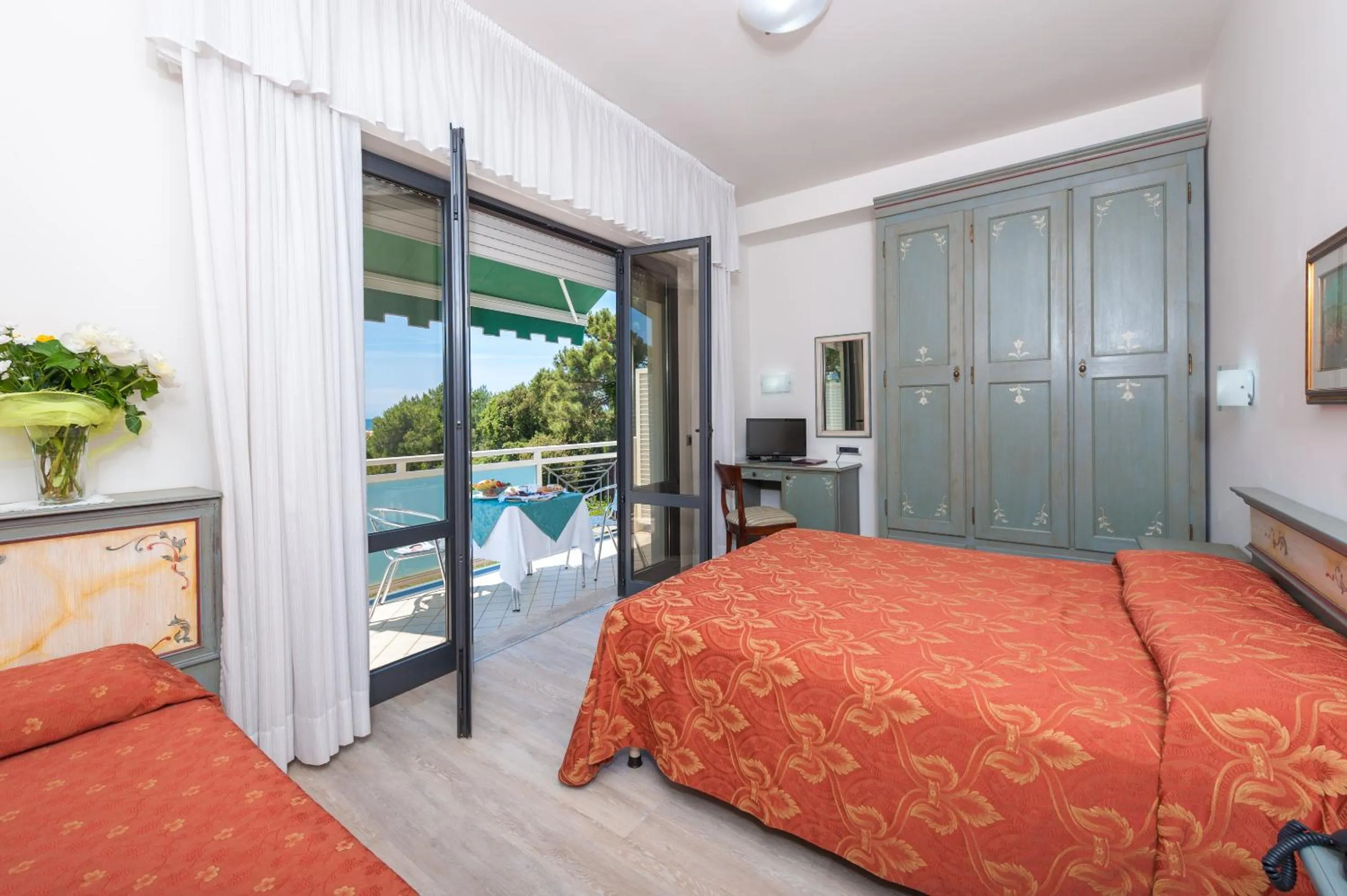 Photo of the whole room, Bed in Hotel Suisse