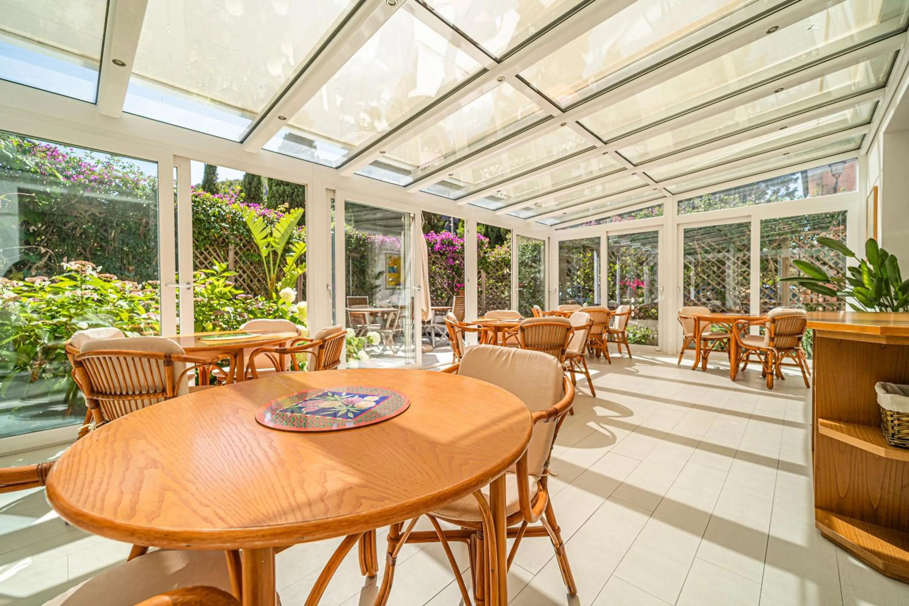 Lounge or bar in Hotel Yacht Club