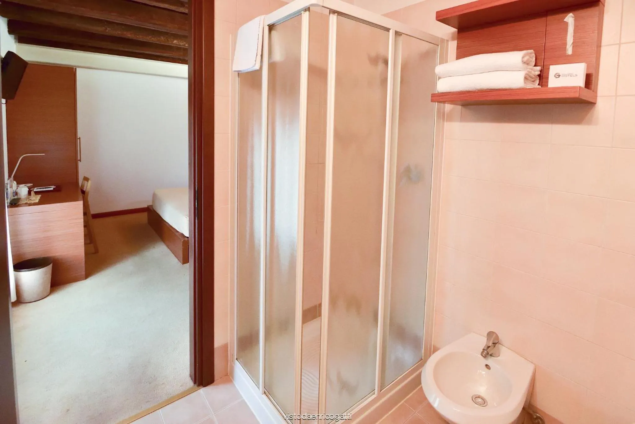 Shower in Hotel Quo Vadis