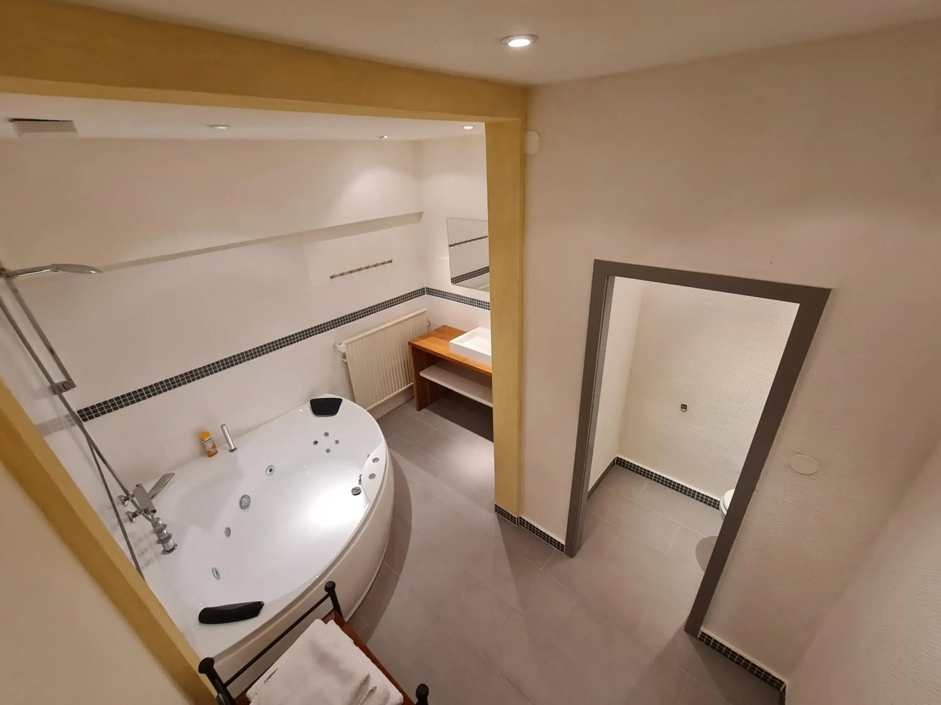 King Room with Spa Bath in Hotel Bischoff Winnweiler King Room with Spa Bath in Hotel Bischoff Winnweiler