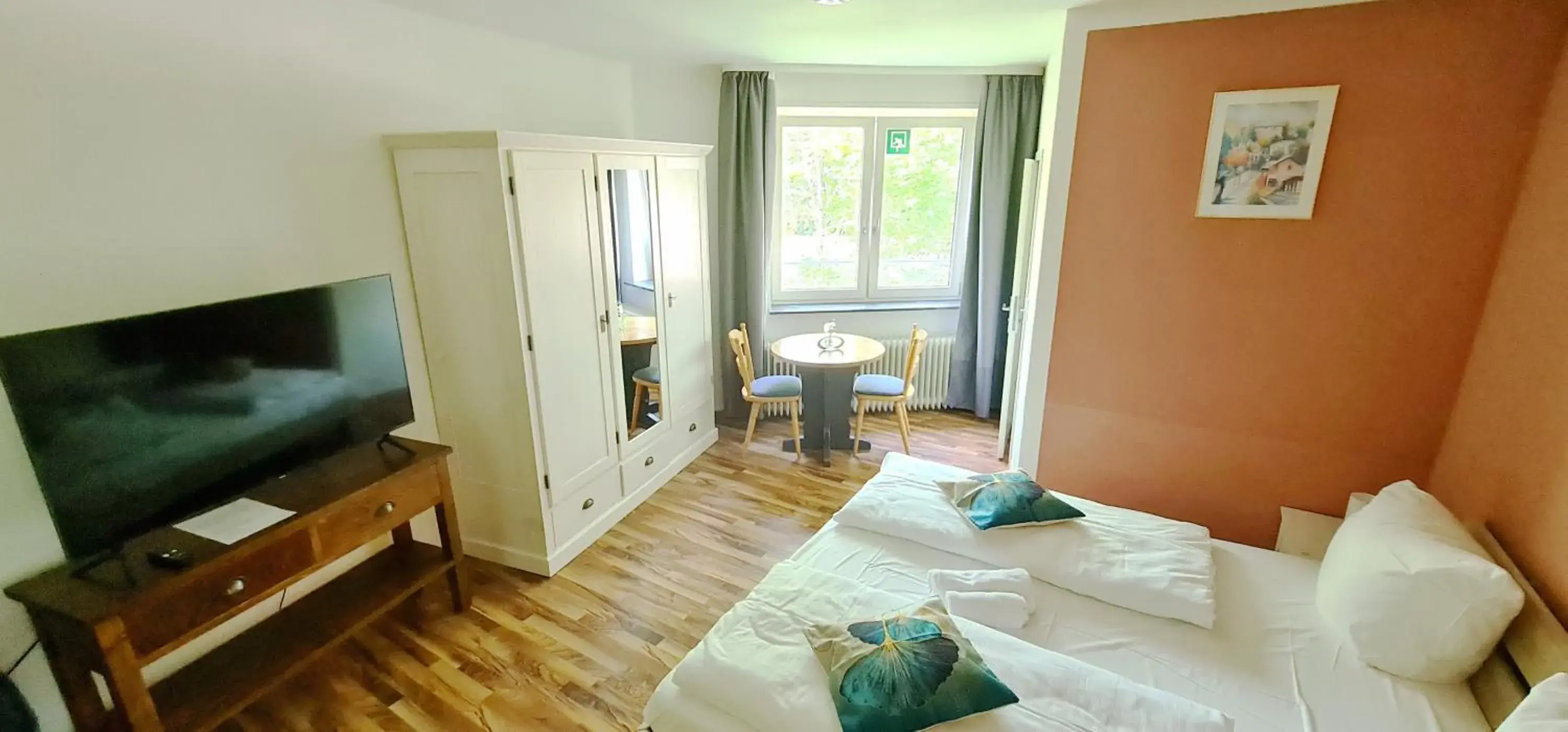 Deluxe Double Room with Bath in Hotel Bischoff Winnweiler Deluxe Double Room with Bath in Hotel Bischoff Winnweiler