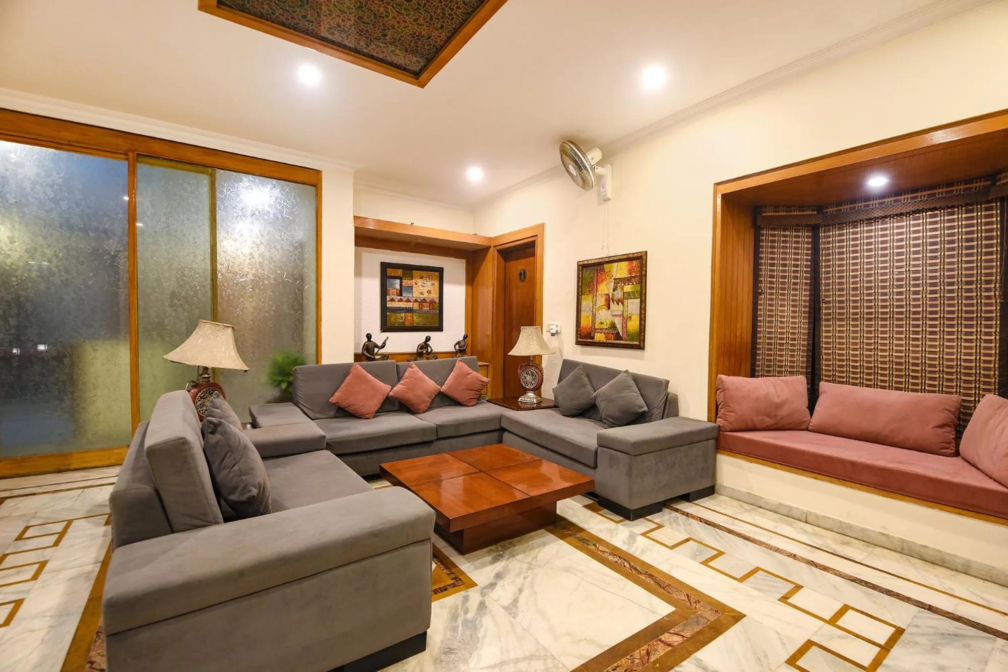 Seating area in FabHotel Siris 18 - Aravali Biodiversity Park