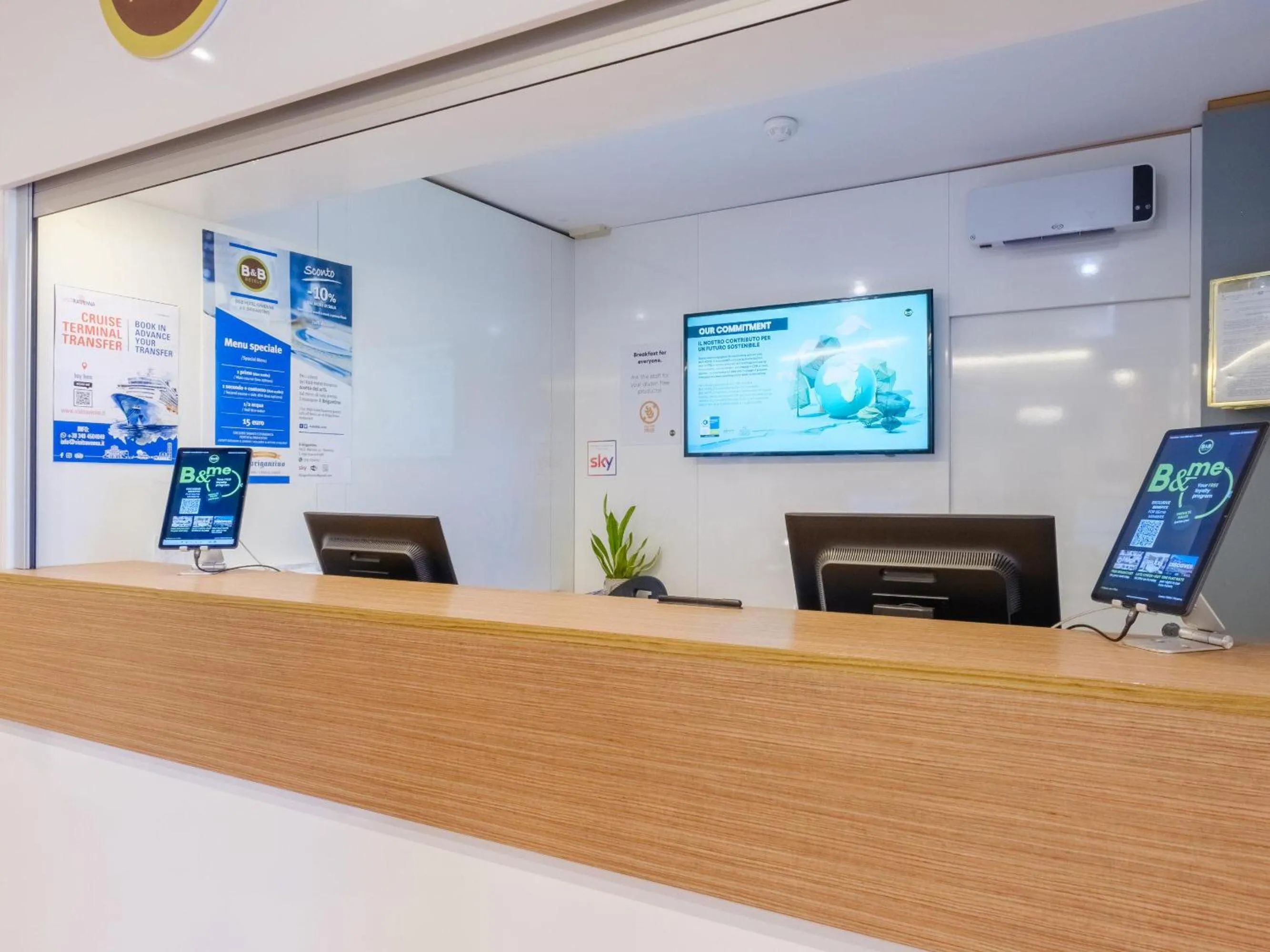 Lobby or reception in B&B Hotel Ravenna