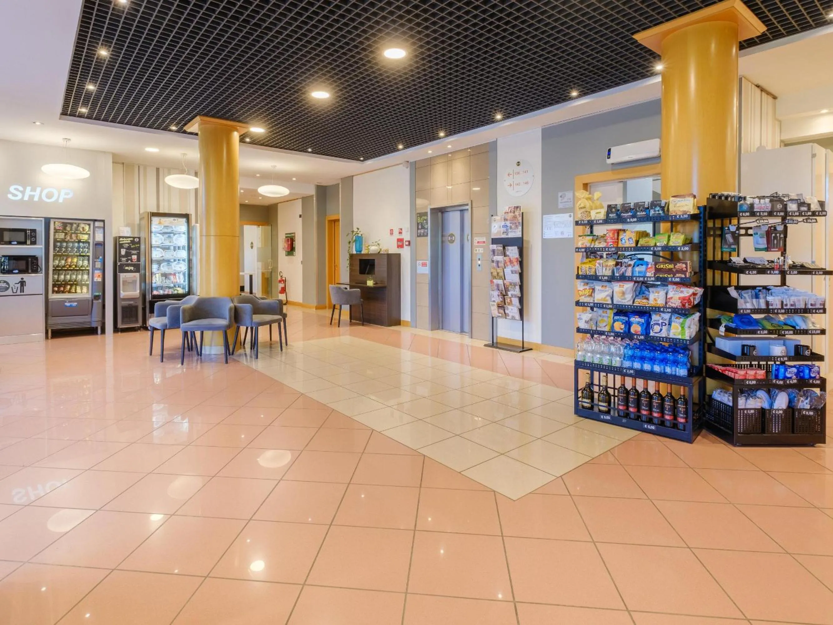 Lobby or reception in B&B Hotel Ravenna