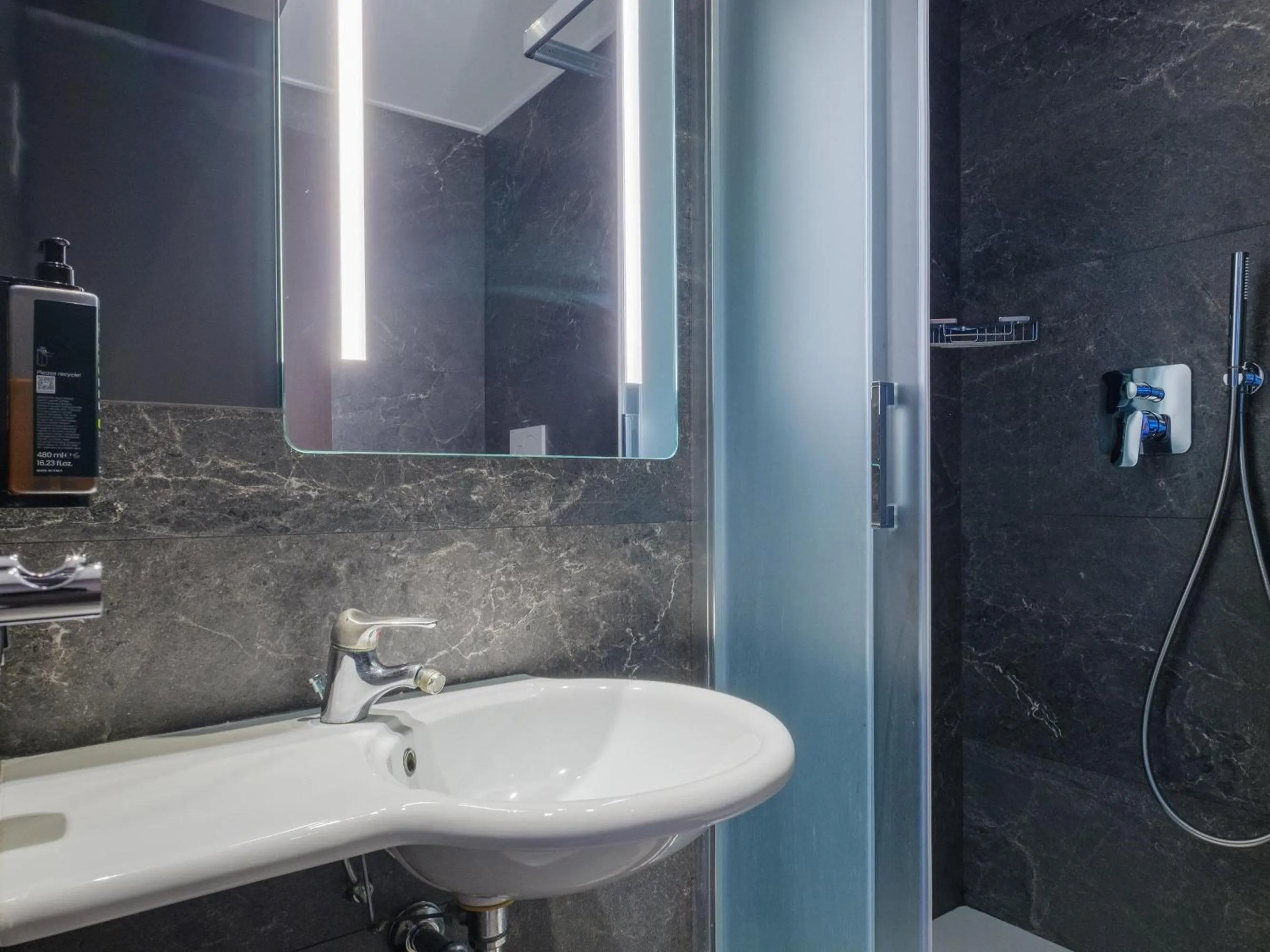 Bathroom in B&B Hotel Ravenna