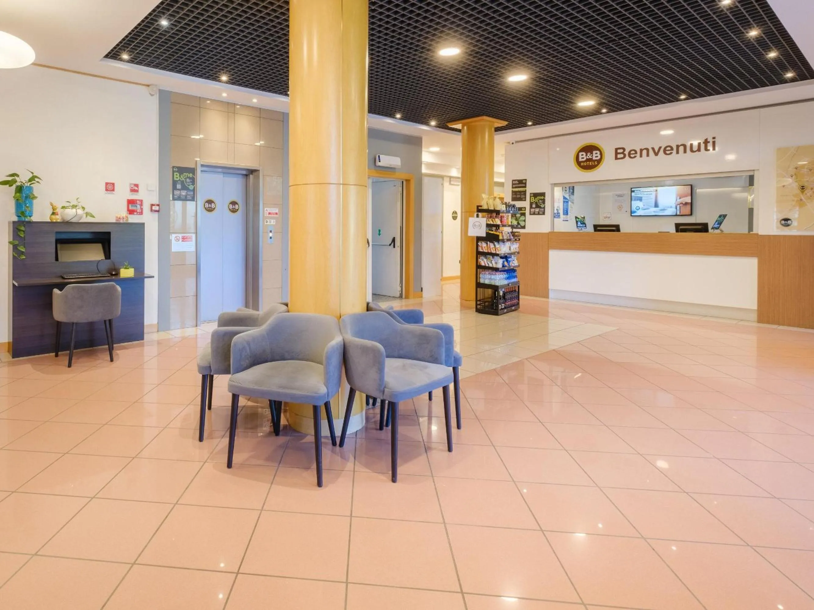 Lobby or reception in B&B Hotel Ravenna