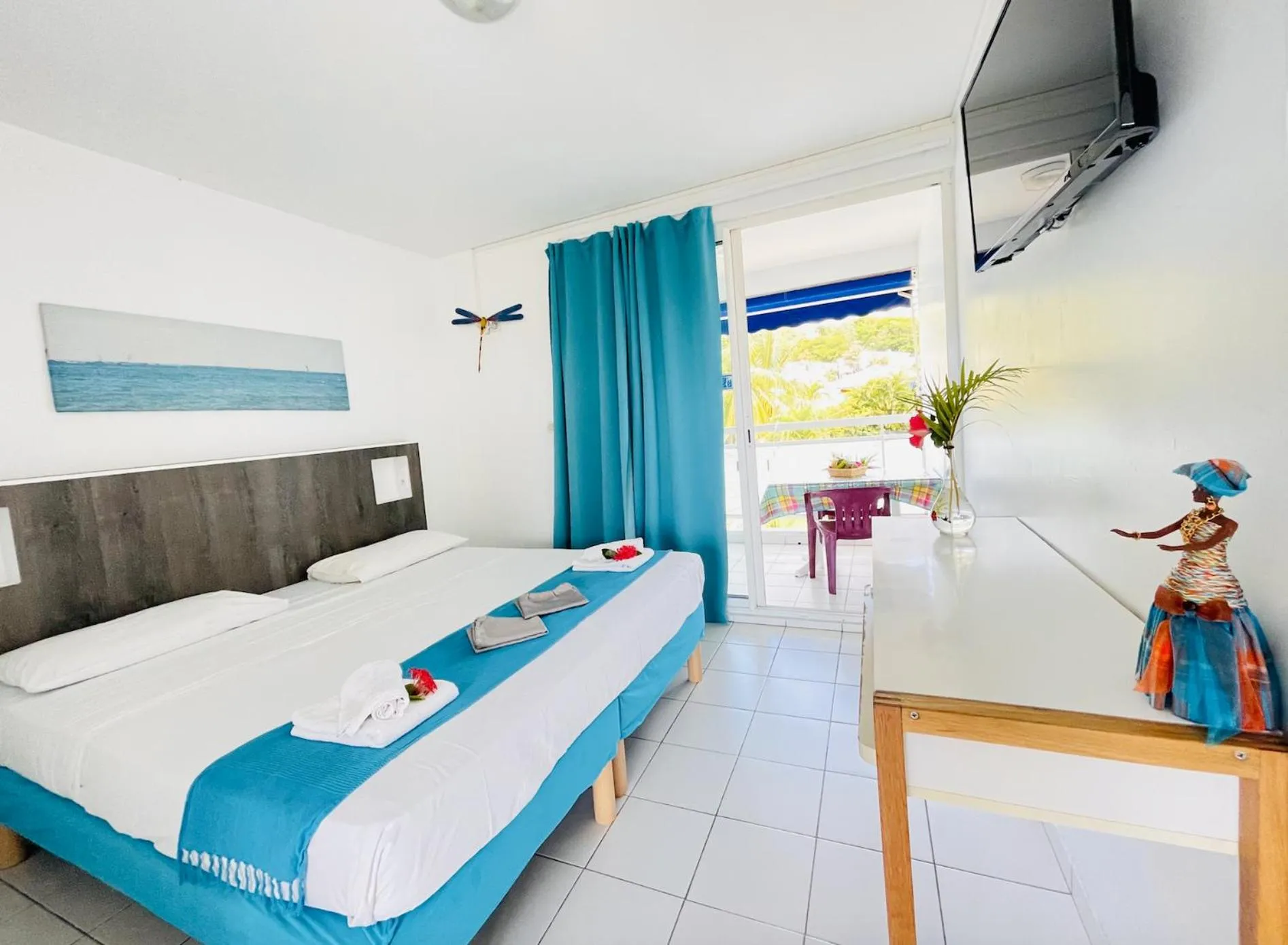 Property building, Bed in Les Créolines