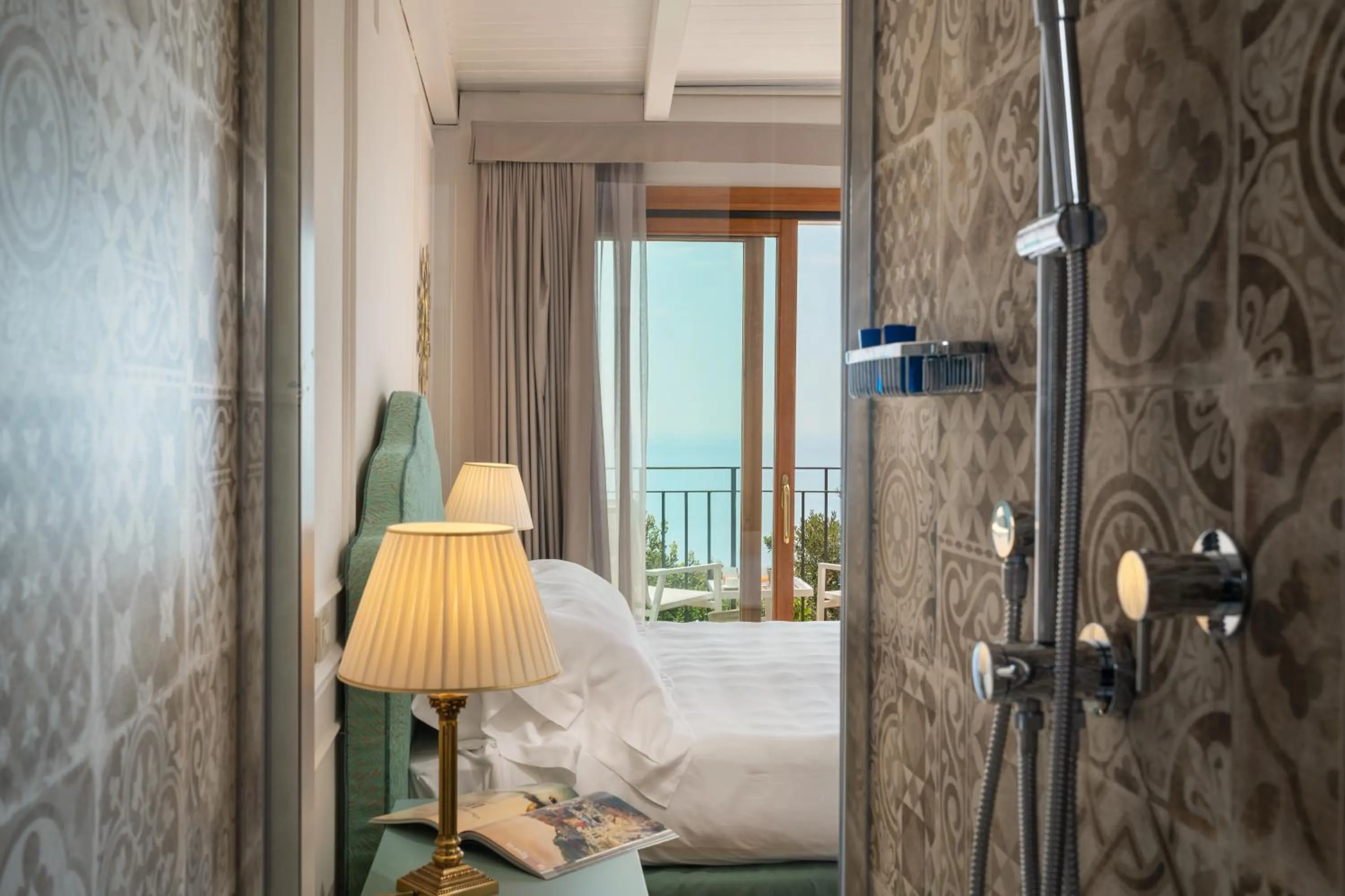 Shower, Bed in Golfo dei Poeti Relais & Spa