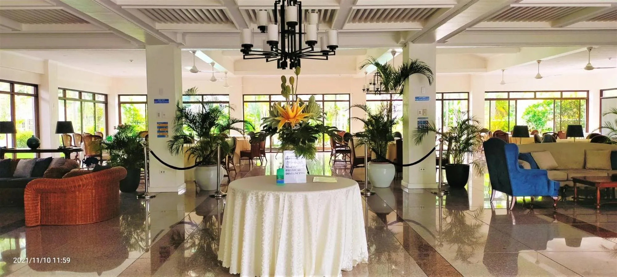 Restaurant/places to eat in Chateau Bleu Resort