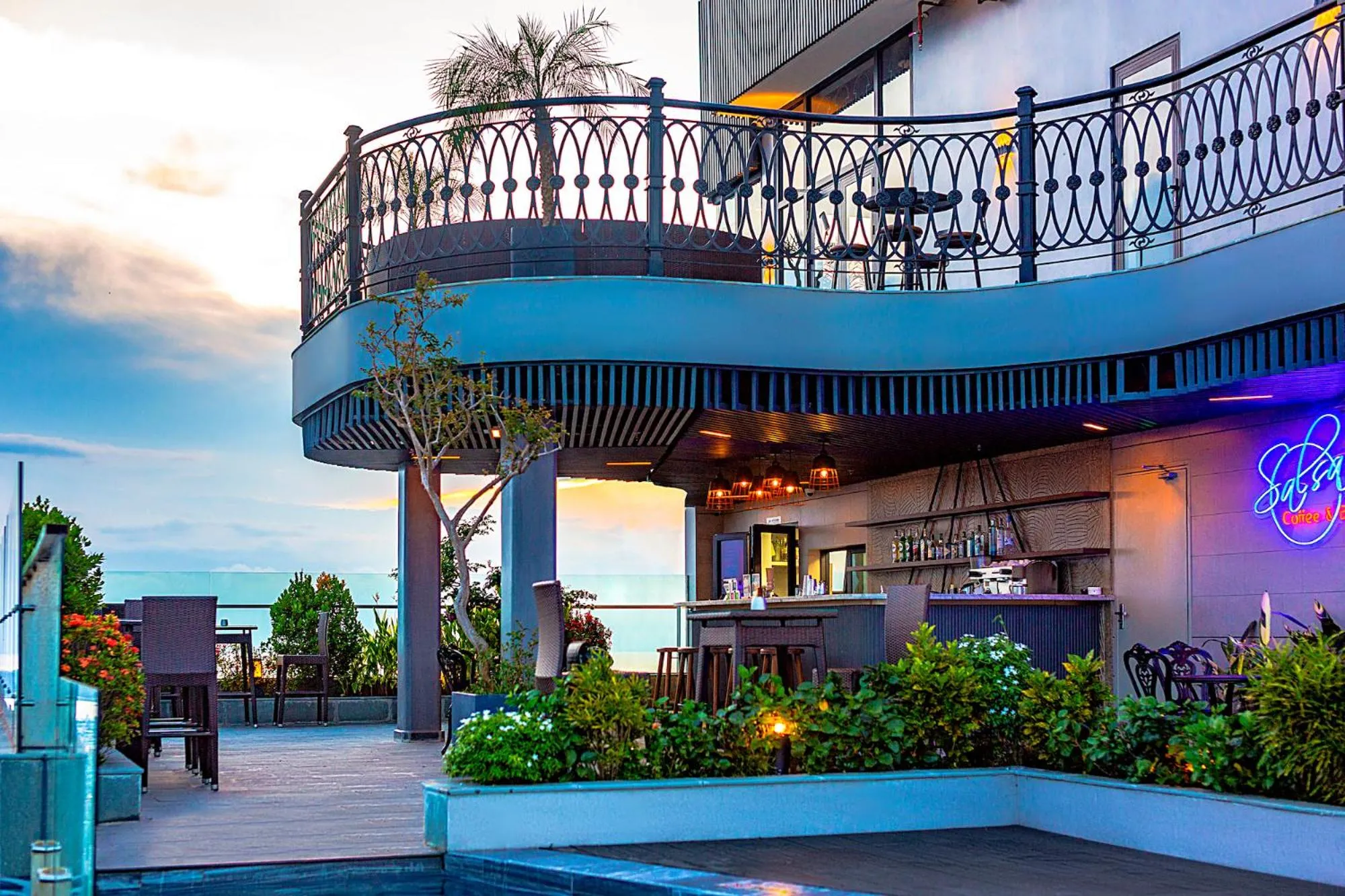 Lounge or bar in Peninsula Hotel Danang