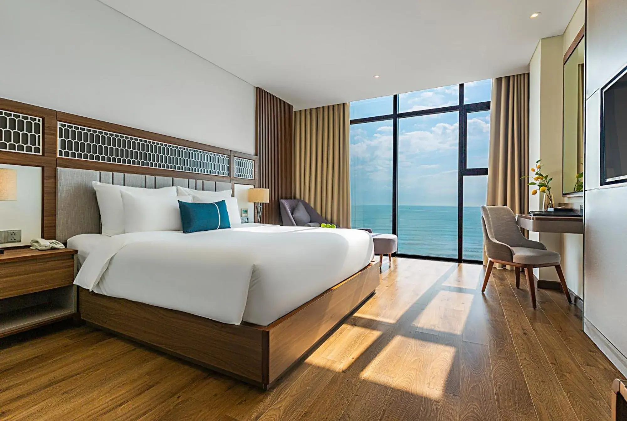 Grand Ocean Queen Room with Bathtub - Afternoon Tea Included in Peninsula Hotel Danang Grand Ocean Queen Room with Bathtub - Afternoon Tea Included in Peninsula Hotel Danang