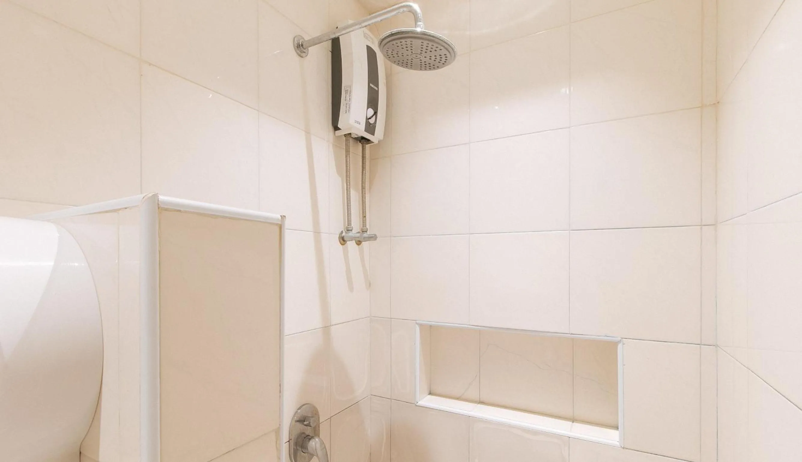 Shower in RedDooorz @ Laiya Vivo Hotel Batangas