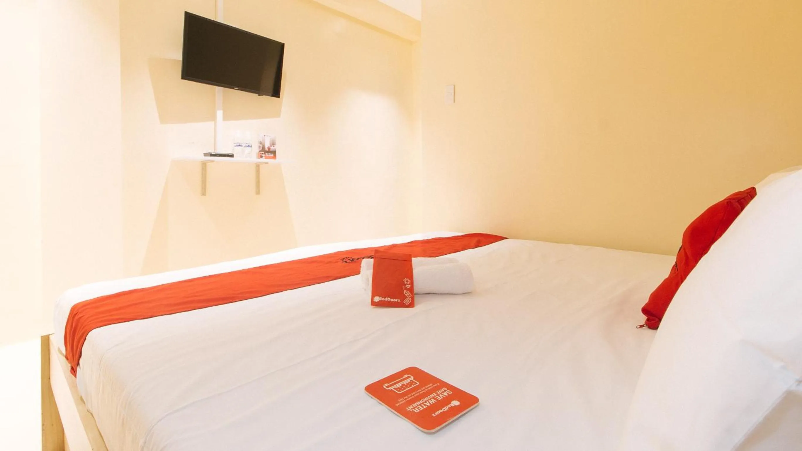 Bed in RedDooorz @ Laiya Vivo Hotel Batangas