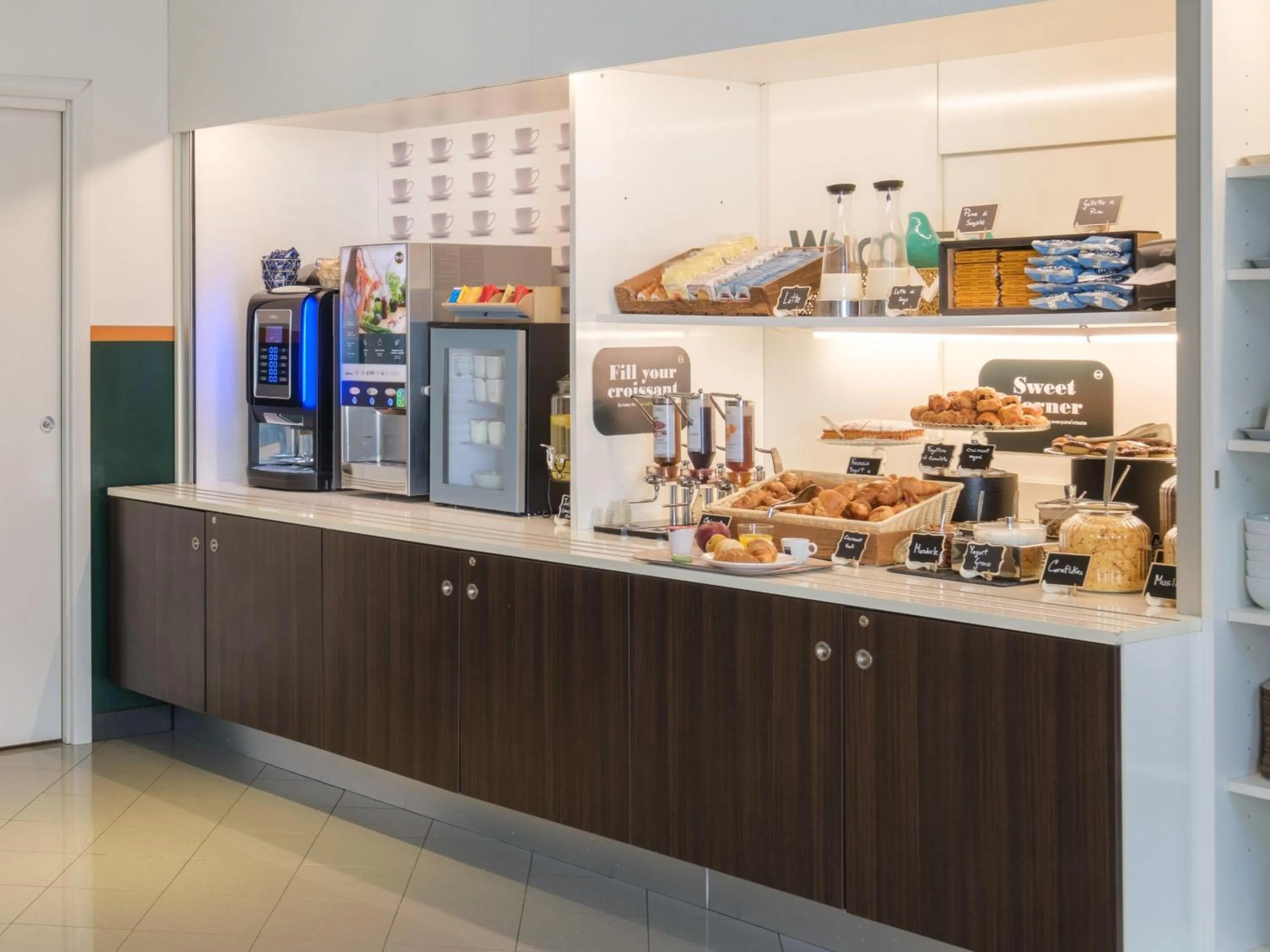 Lounge or bar in B&B Hotel Faenza