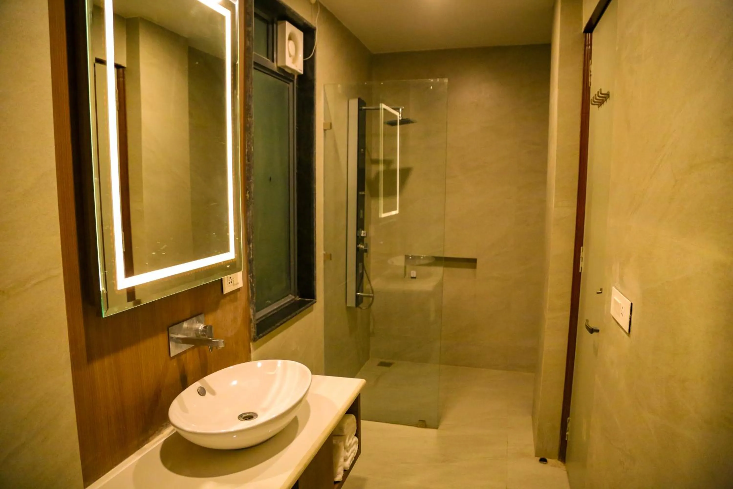 Shower in Four Leaf Hotel - Sapphire Blue, Varanasi