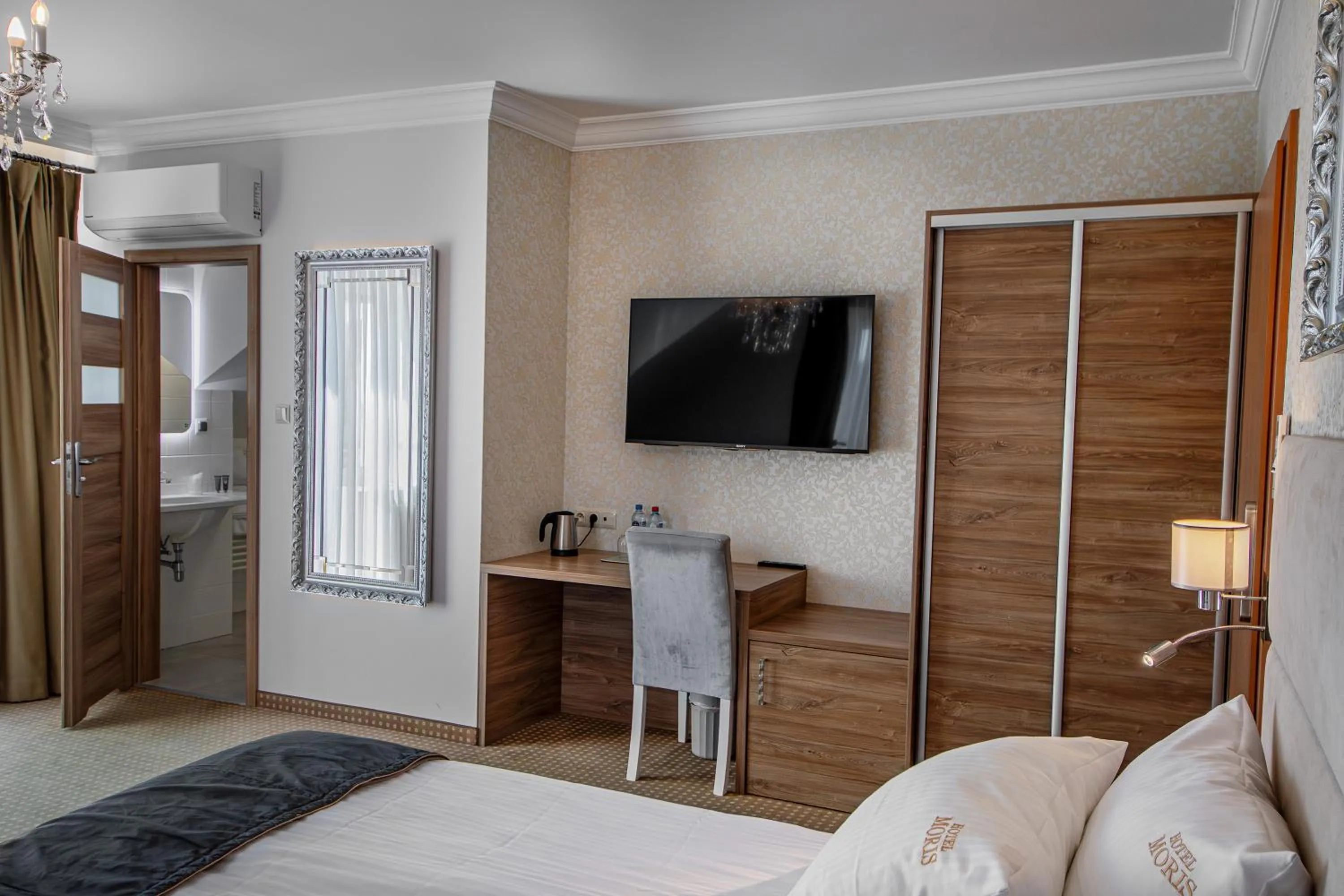 TV and multimedia, Bed in Moris Boutique Beach Hotel