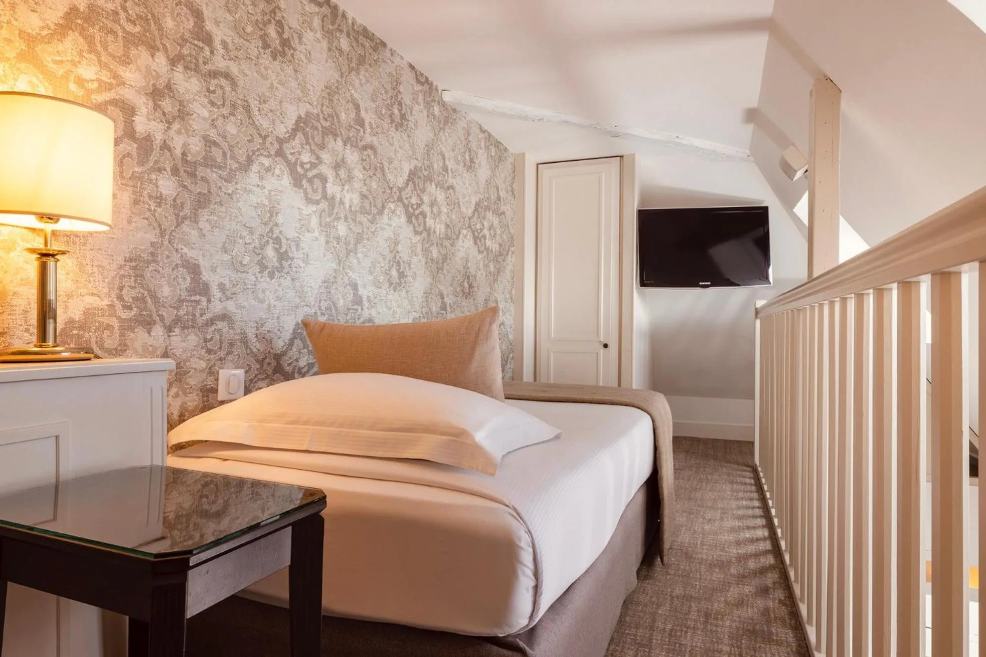 Bed in Hôtel Madeleine Plaza