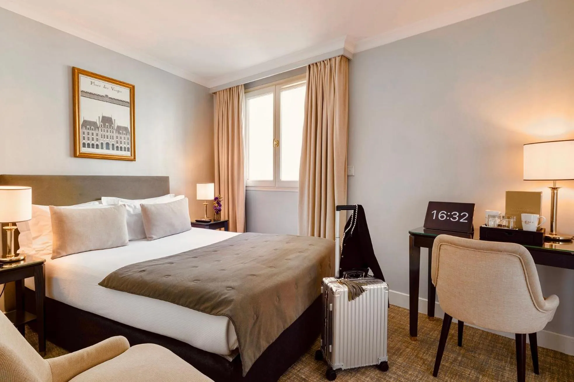 Bed in Hôtel Madeleine Plaza