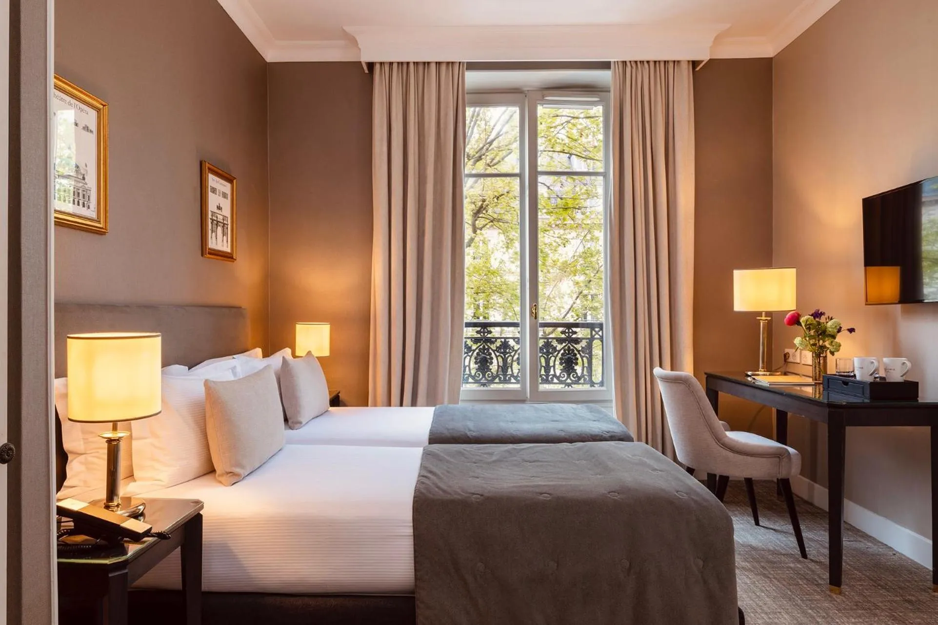 Bed in Hôtel Madeleine Plaza