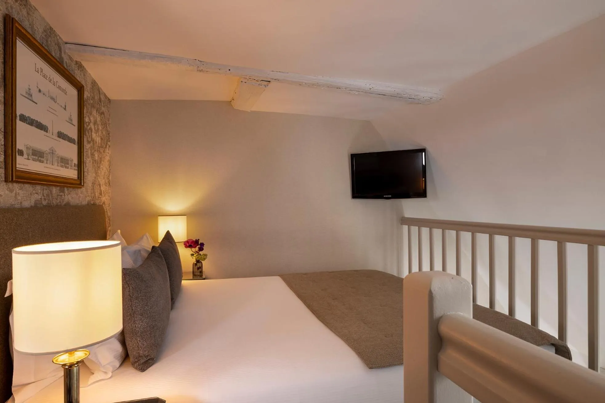 Bed in Hôtel Madeleine Plaza