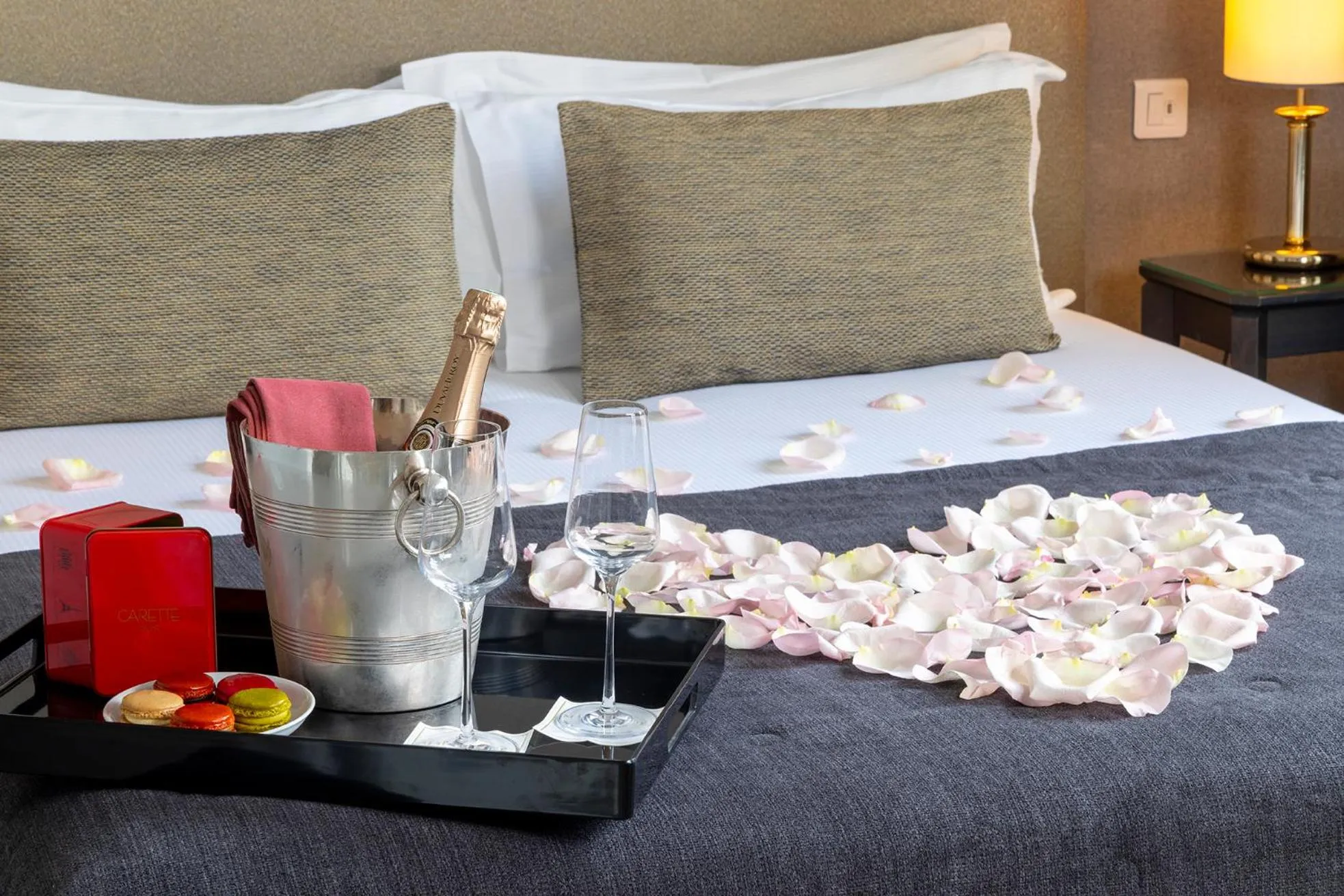 Food and drinks, Bed in Hôtel Madeleine Plaza