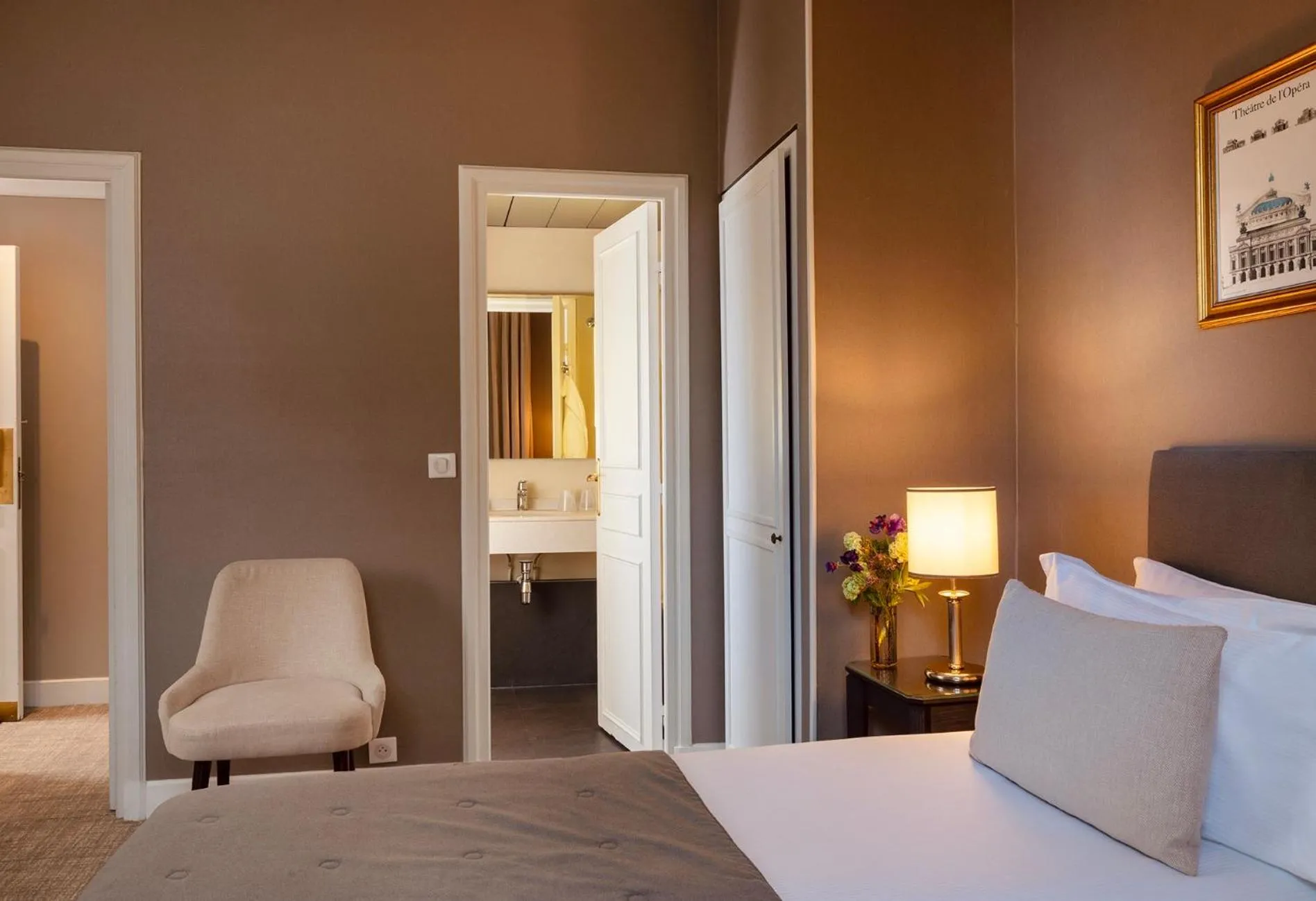 Bed in Hôtel Madeleine Plaza