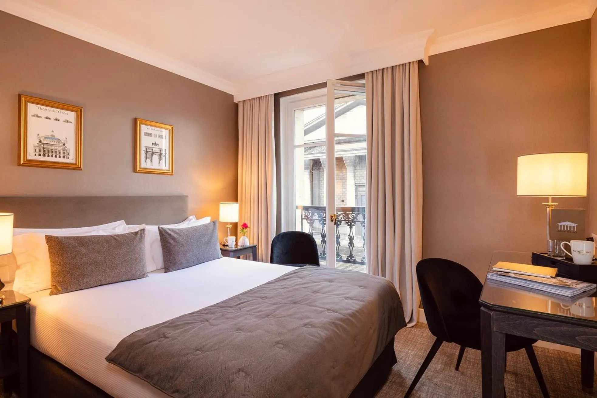 Bed in Hôtel Madeleine Plaza