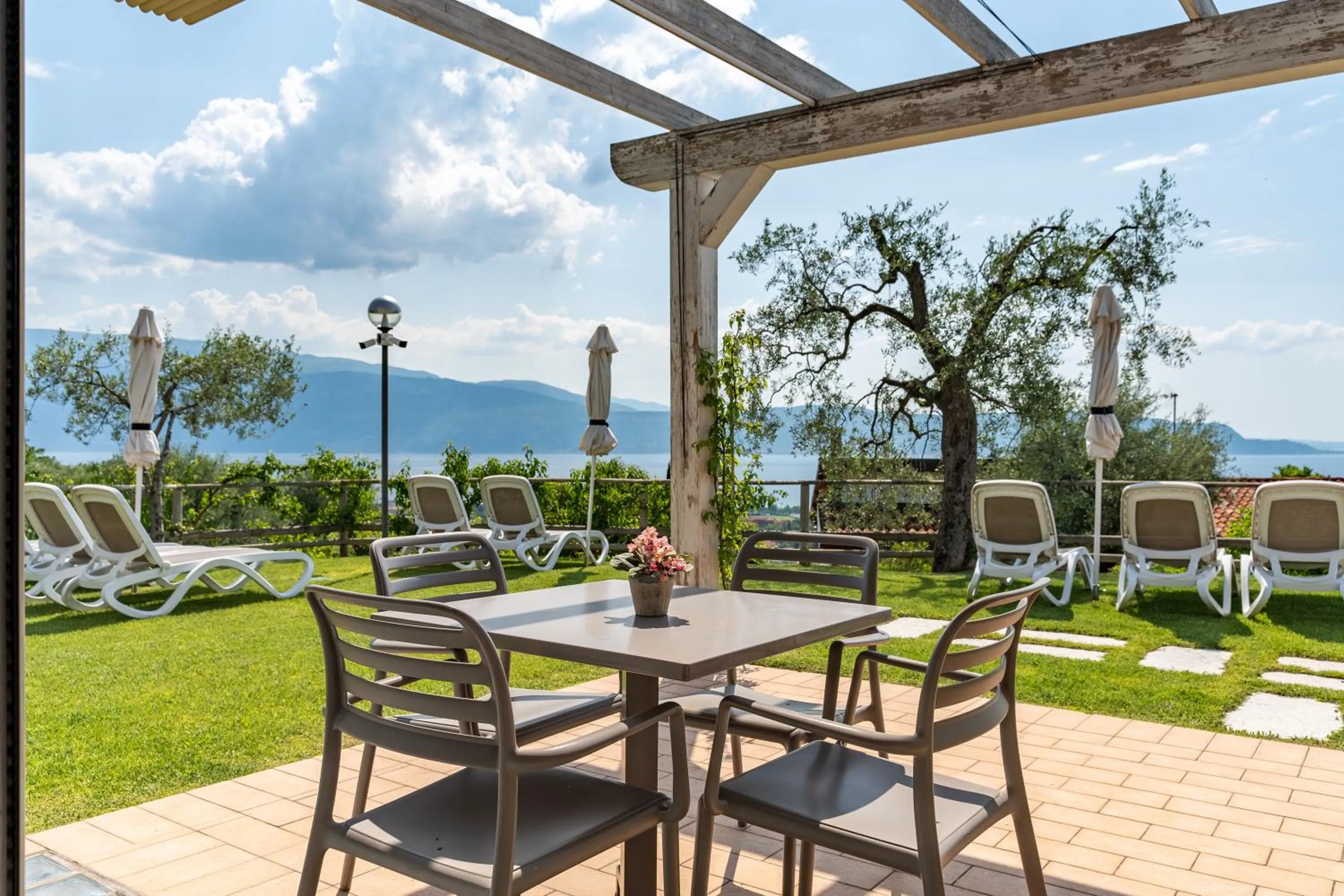 Garden view in La Chioma di Berenice Garda Residence