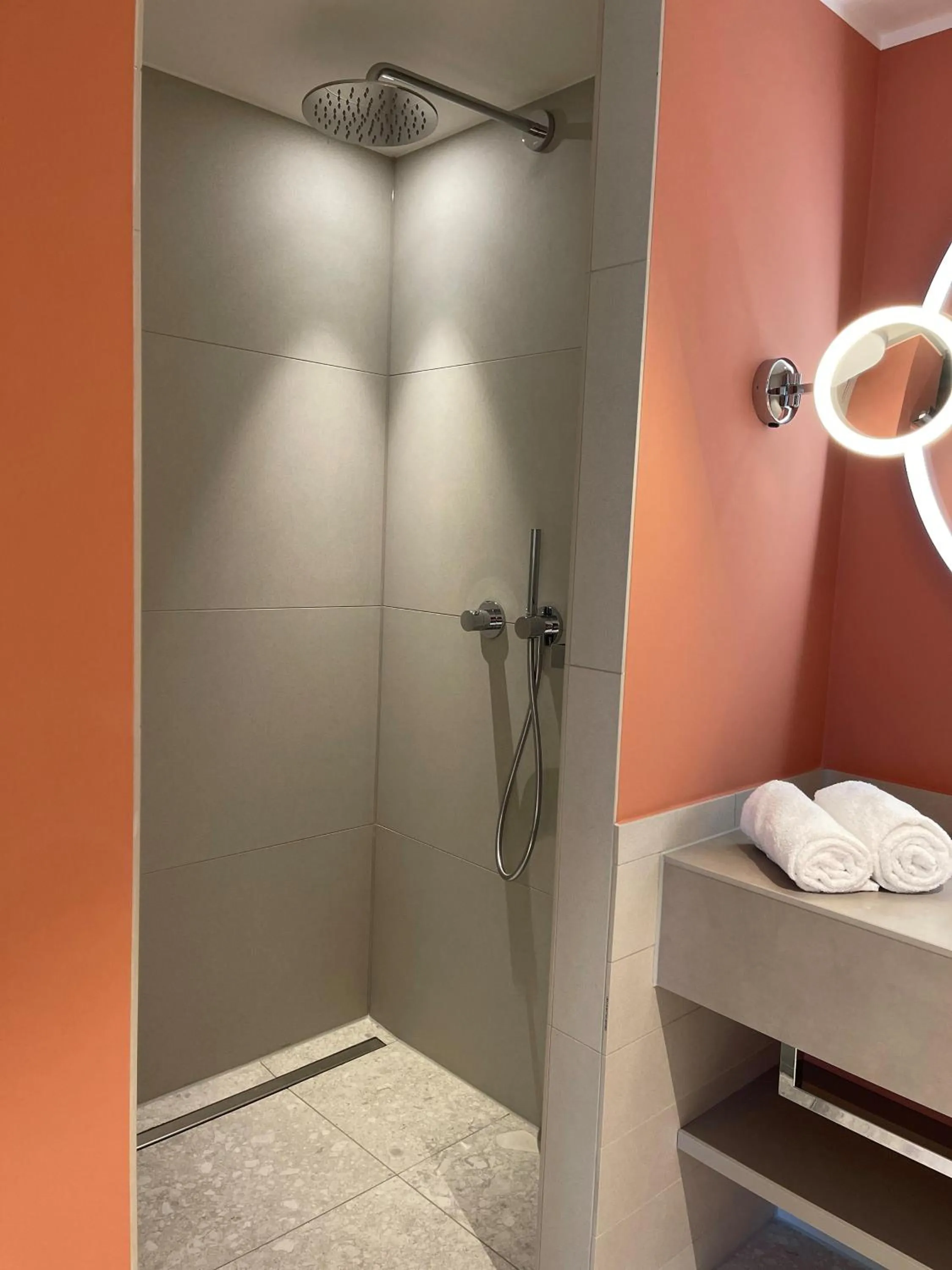 Shower, Bed in Elisapart - Apartments am Sommerschloss