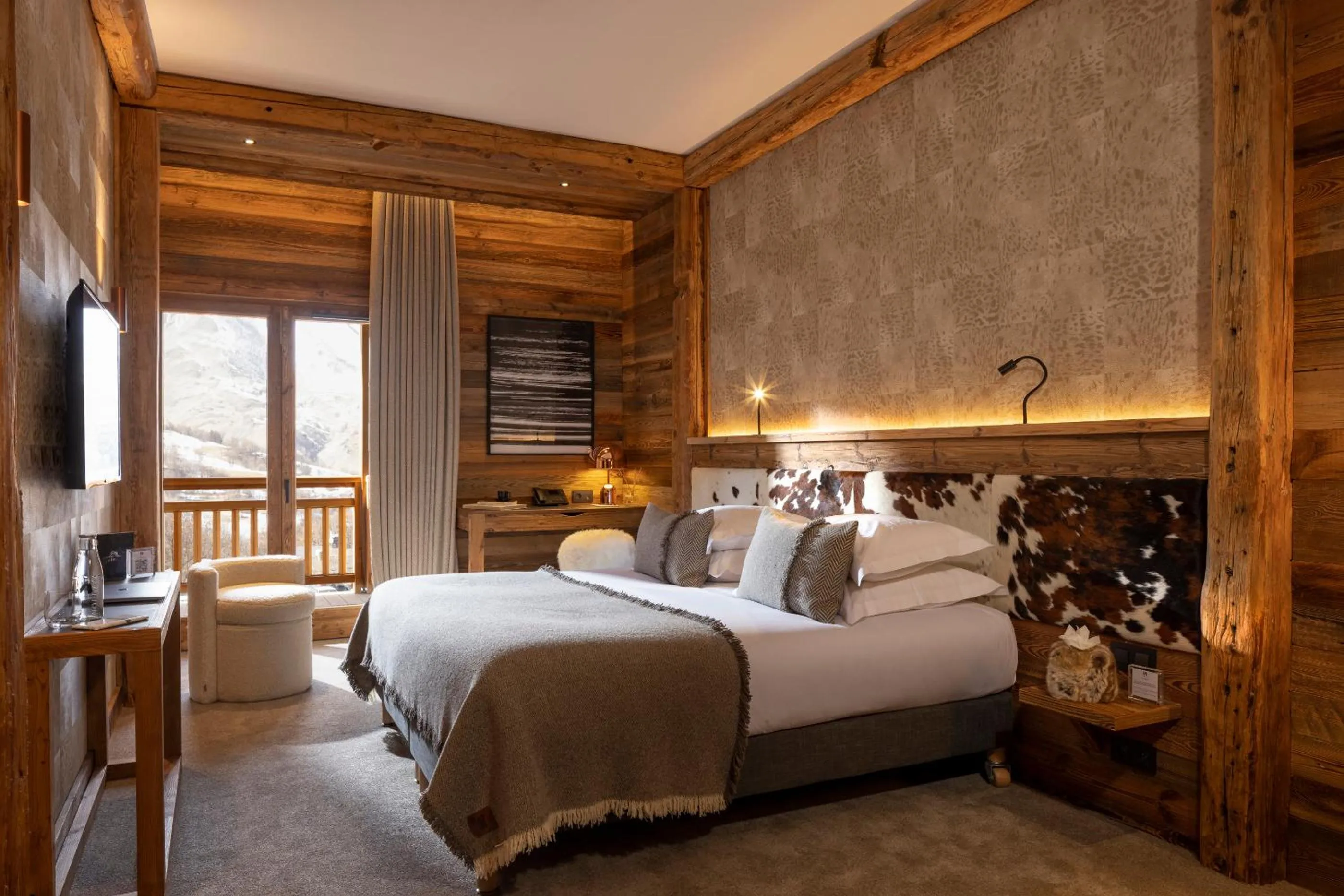 Photo of the whole room, Bed in M Lodge & Spa