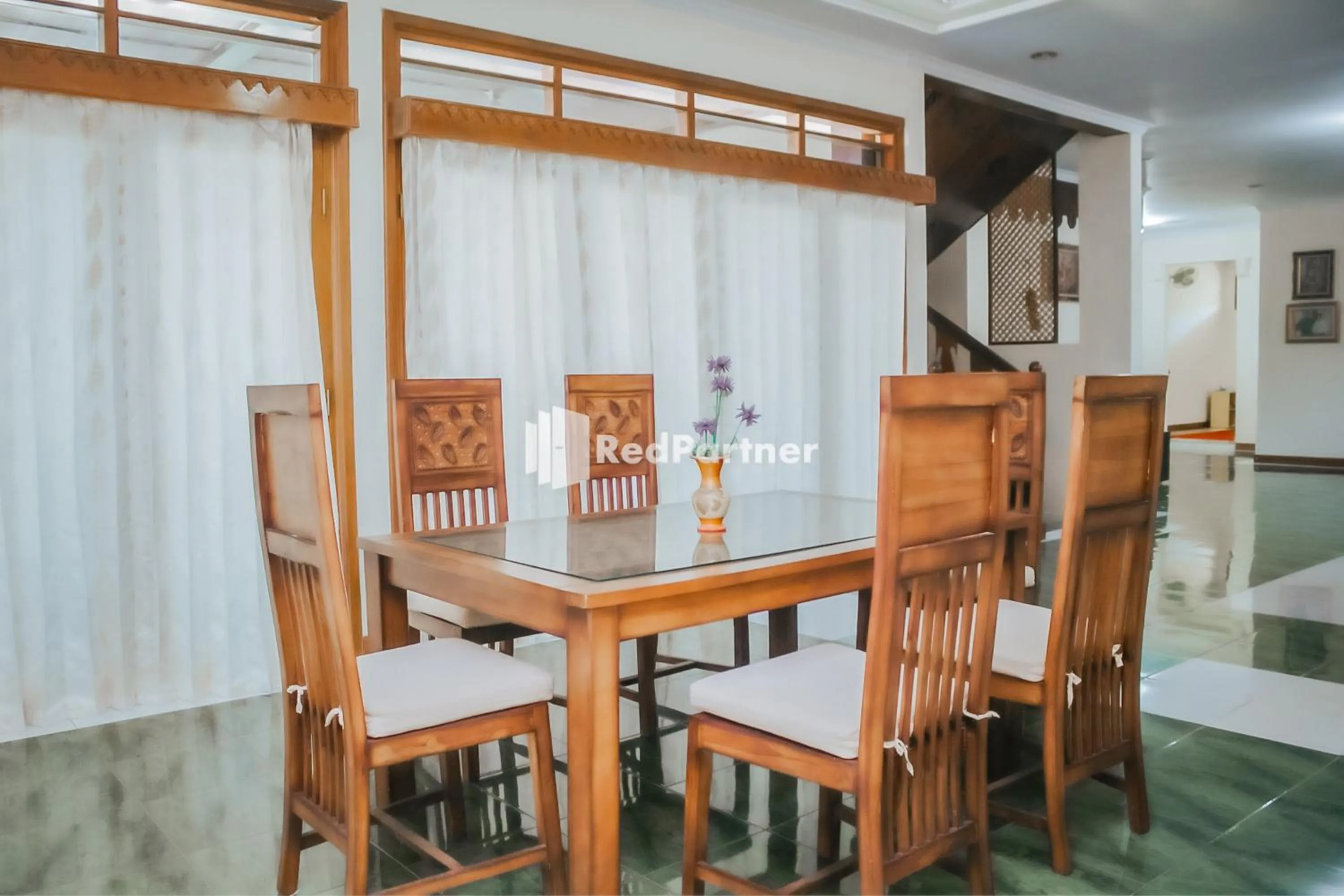 Restaurant/places to eat in Villa Mawar Adinda Kuningan Syariah RedPartner