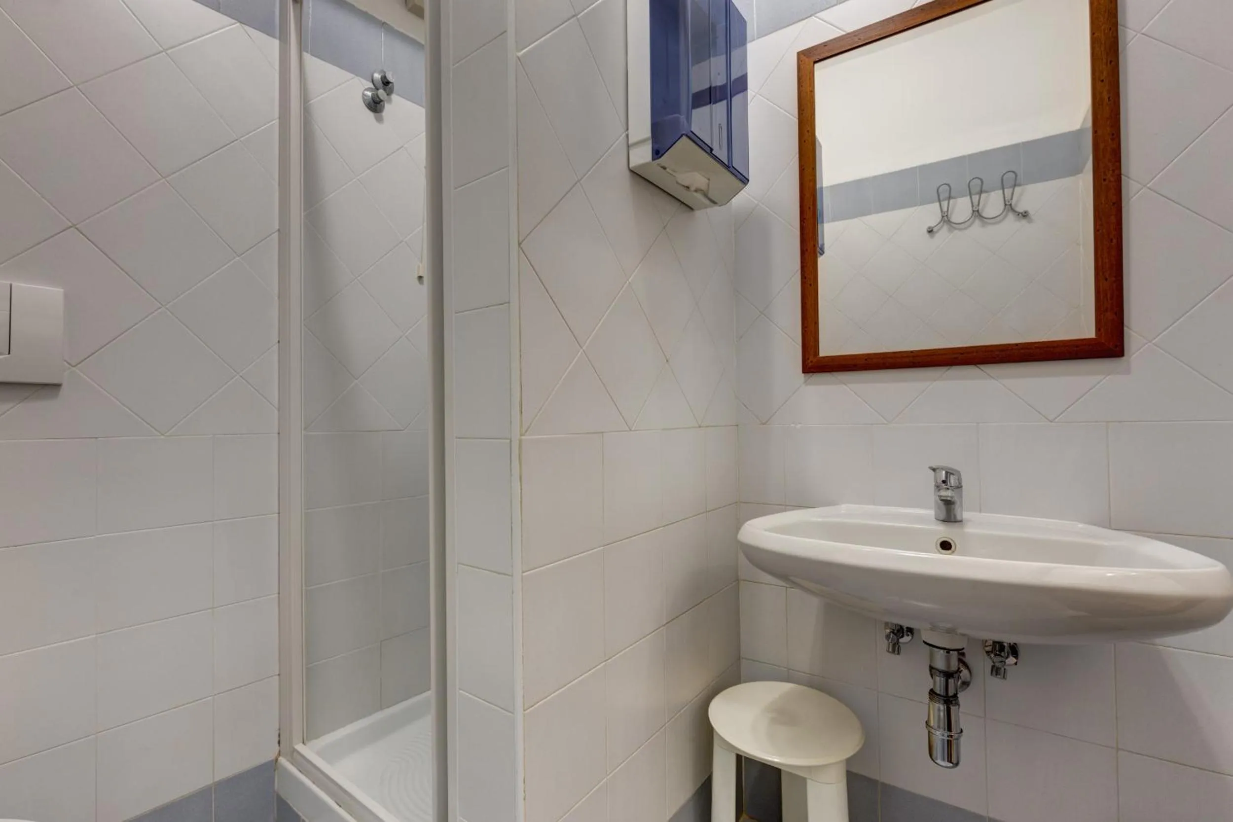 Shower, Bathroom in Hotel San Samuele