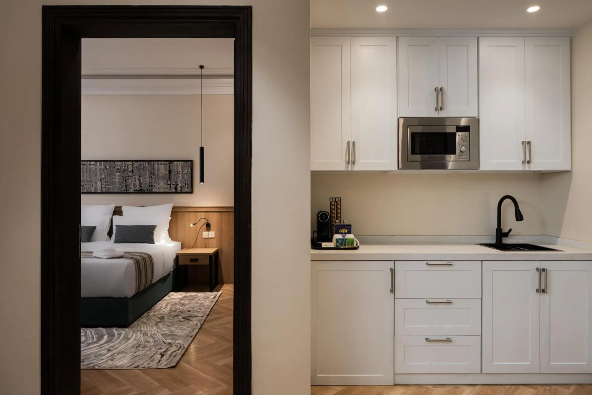 Kitchen or kitchenette, Bed in Marlo Hotel - فندق مارلو