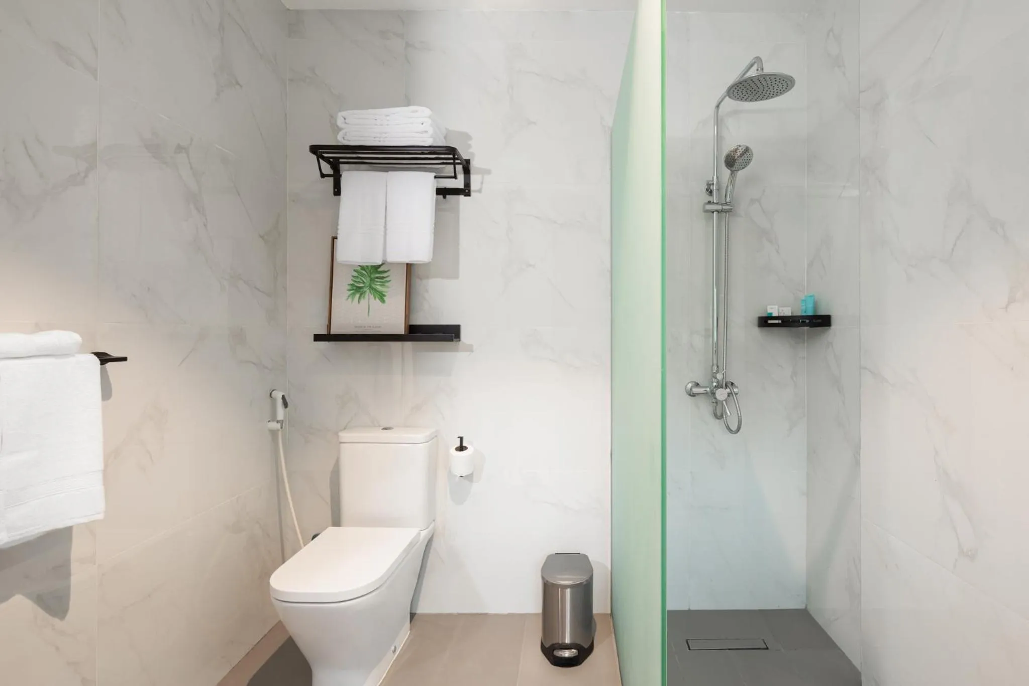 Shower in Marlo Hotel - فندق مارلو