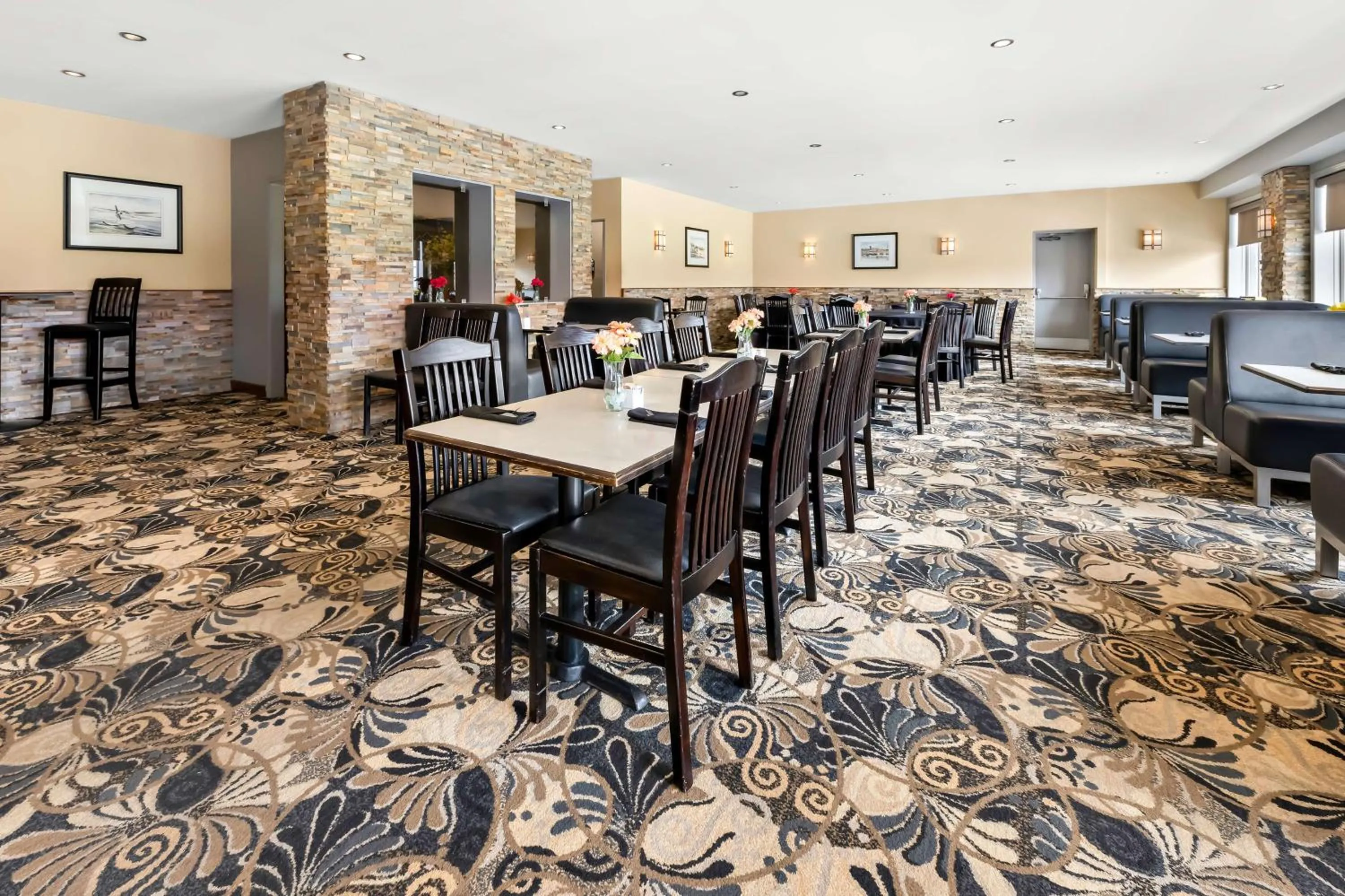 Lounge or bar in Best Western Plus NorWester Hotel & Conference Centre