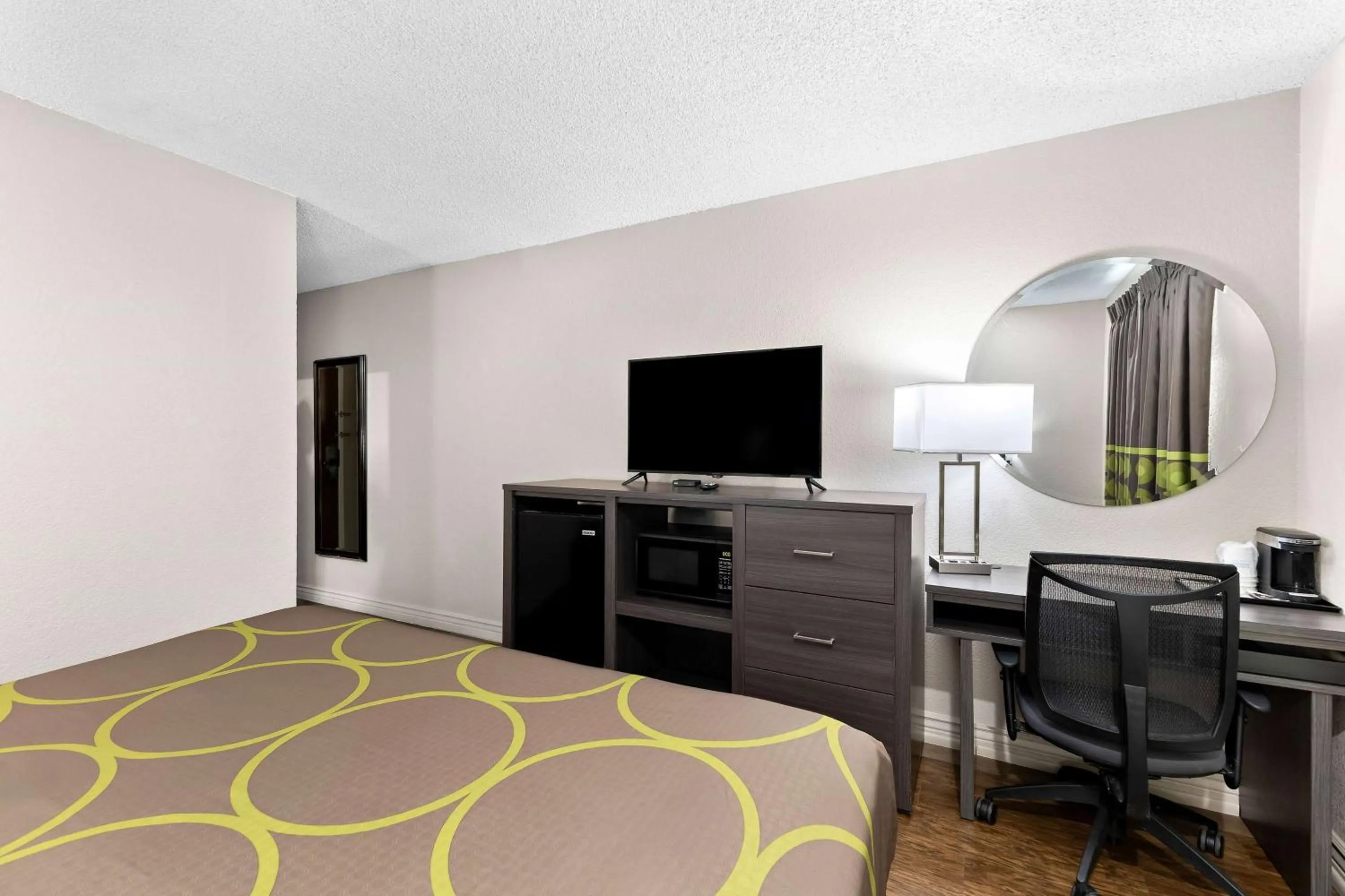 Photo of the whole room, Bed in Super 8 by Wyndham Goodyear/Phoenix Area