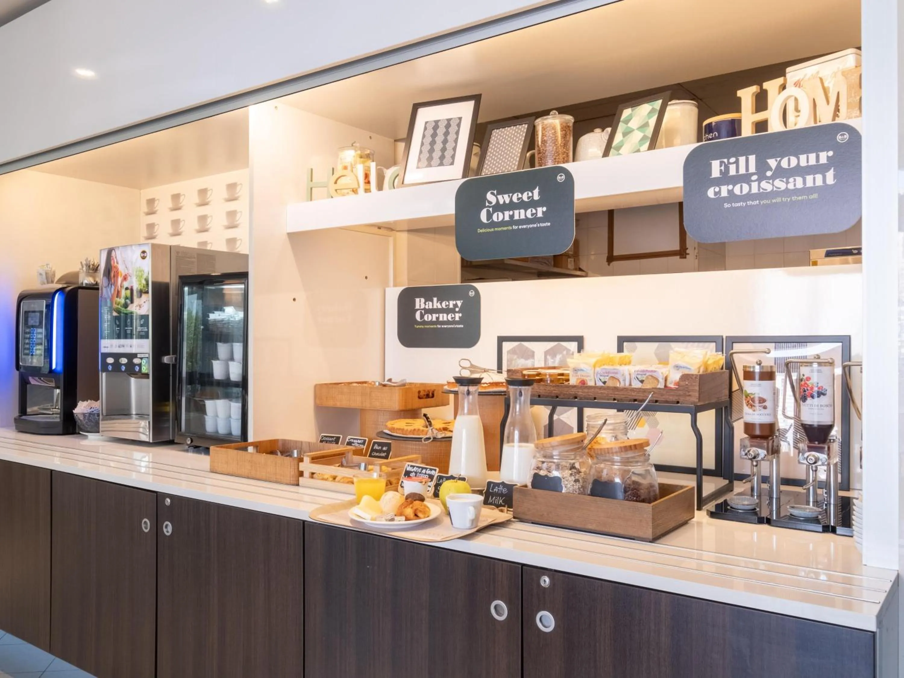 Lounge or bar in B&B HOTEL Mantova