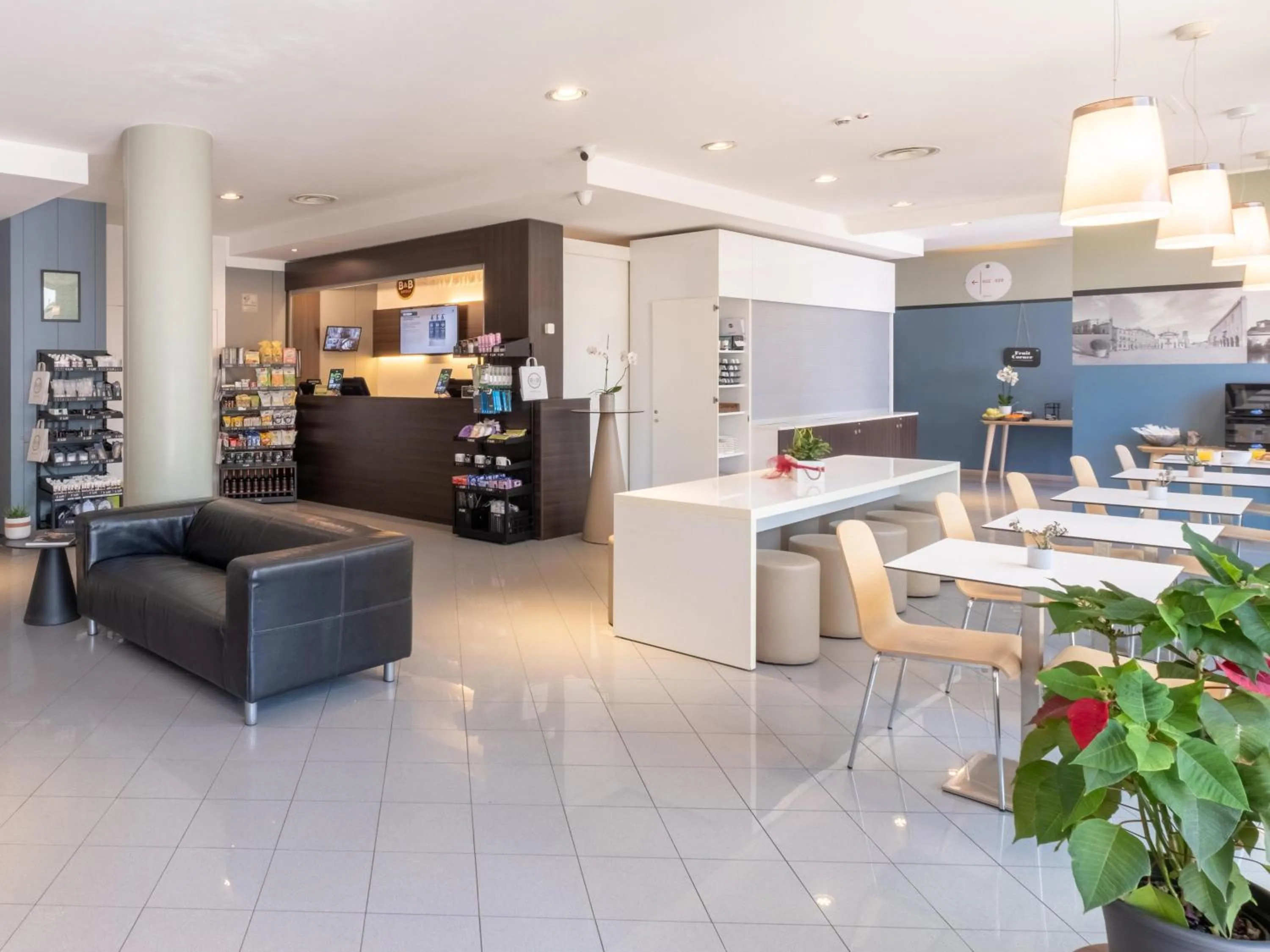 Lobby or reception in B&B HOTEL Mantova