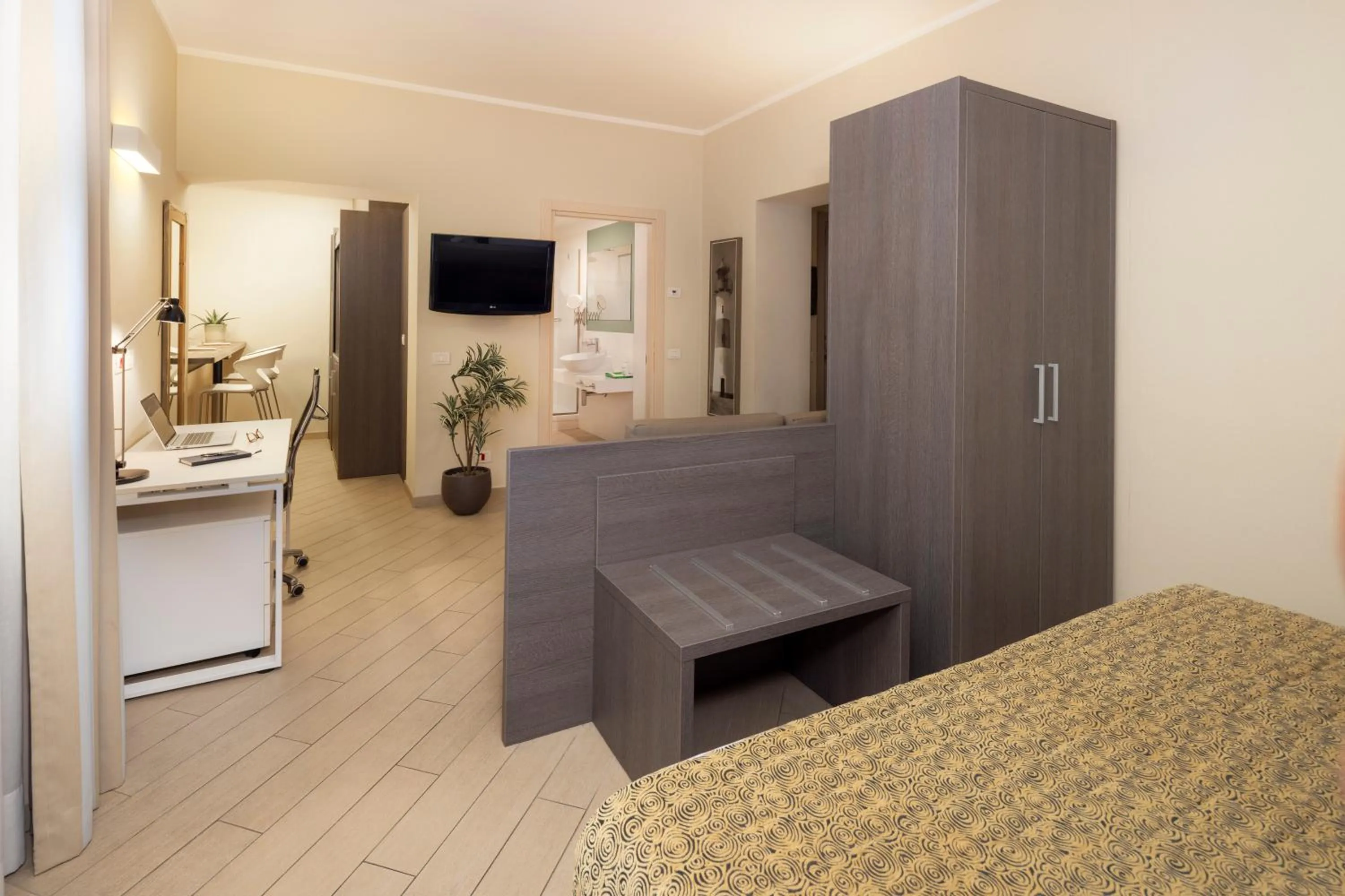 Photo of the whole room, Bed in CHC Business Residence