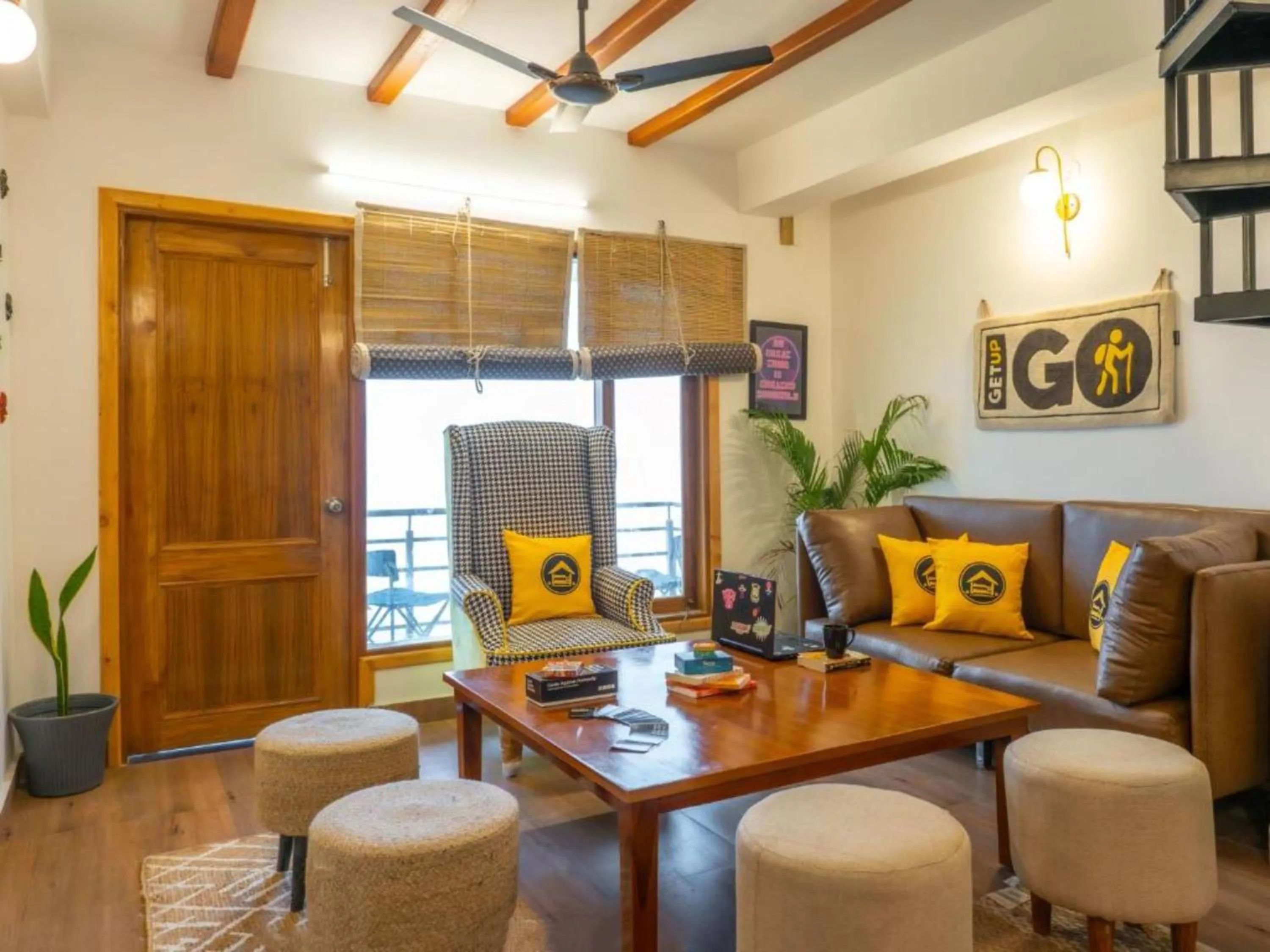 Living room in The Hosteller Mussoorie, Mall Road